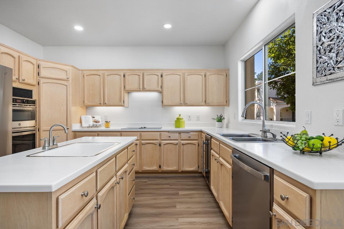 Detail Gallery Image 14 of 45 For 5125  Renaissance Ave  #B,  San Diego,  CA 92122 - 3 Beds | 2/1 Baths