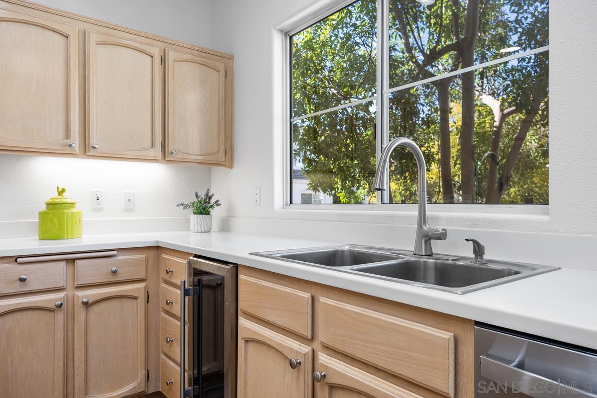 Detail Gallery Image 15 of 45 For 5125  Renaissance Ave  #B,  San Diego,  CA 92122 - 3 Beds | 2/1 Baths