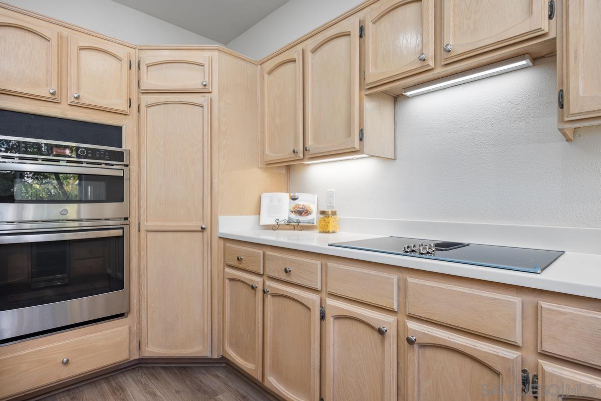 Detail Gallery Image 16 of 45 For 5125  Renaissance Ave  #B,  San Diego,  CA 92122 - 3 Beds | 2/1 Baths