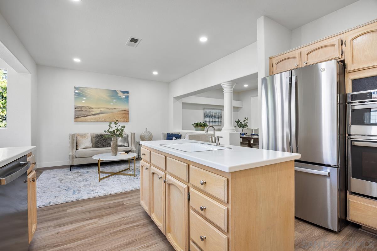 Detail Gallery Image 17 of 45 For 5125  Renaissance Ave  #B,  San Diego,  CA 92122 - 3 Beds | 2/1 Baths