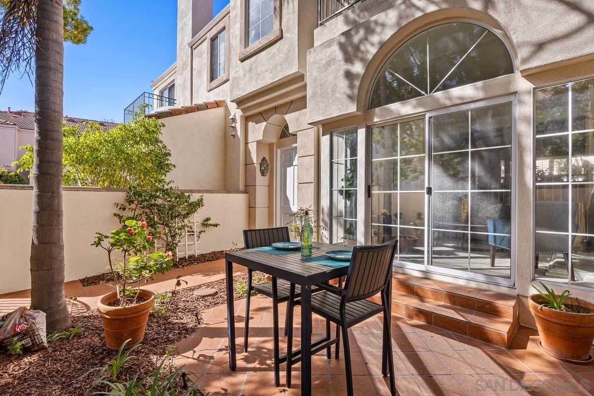 Detail Gallery Image 4 of 45 For 5125  Renaissance Ave  #B,  San Diego,  CA 92122 - 3 Beds | 2/1 Baths