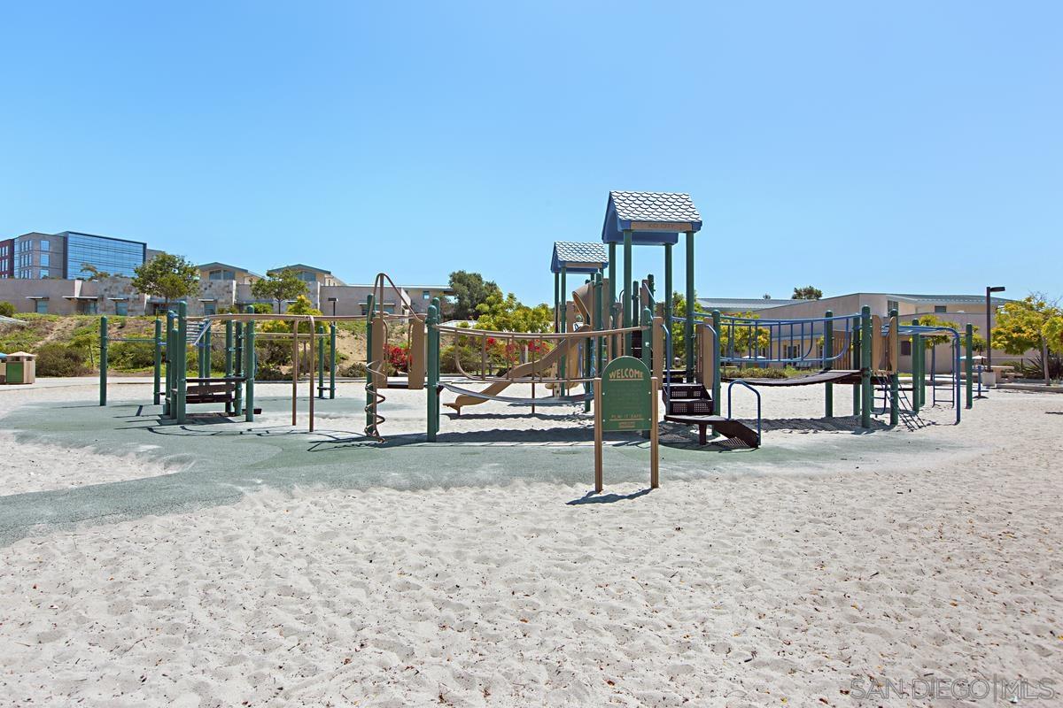 Detail Gallery Image 41 of 45 For 5125  Renaissance Ave  #B,  San Diego,  CA 92122 - 3 Beds | 2/1 Baths