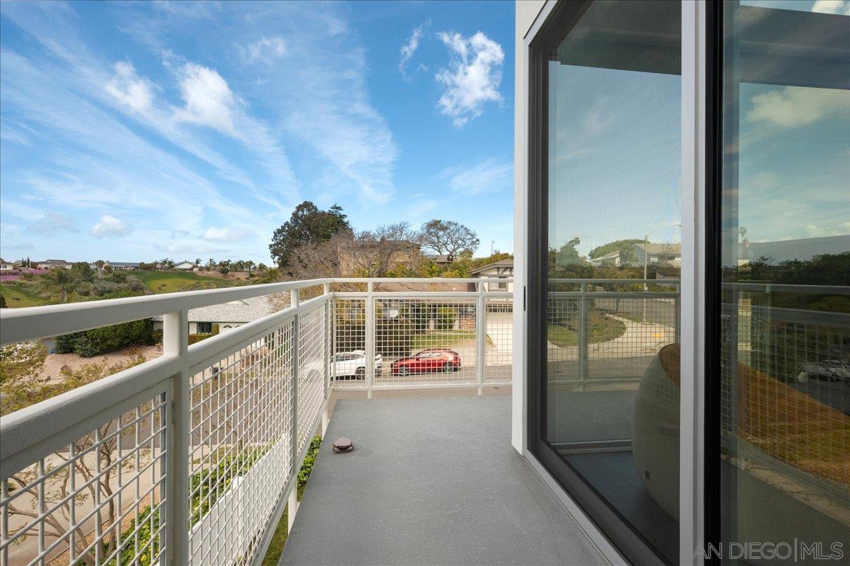 Detail Gallery Image 13 of 28 For 3075  Briand Ave, San Diego,  CA 92122 - 5 Beds | 4 Baths