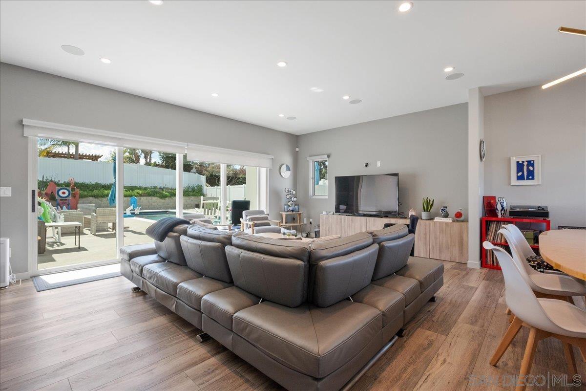 Detail Gallery Image 7 of 28 For 3075  Briand Ave, San Diego,  CA 92122 - 5 Beds | 4 Baths