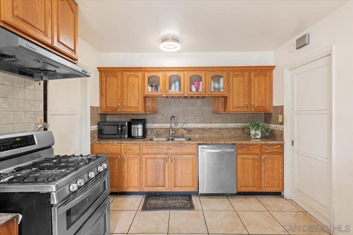 Detail Gallery Image 12 of 39 For 5810  Redwood Street, San Diego,  CA 92105 - 3 Beds | 2 Baths