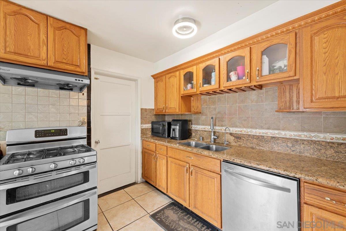 Detail Gallery Image 13 of 39 For 5810  Redwood Street, San Diego,  CA 92105 - 3 Beds | 2 Baths