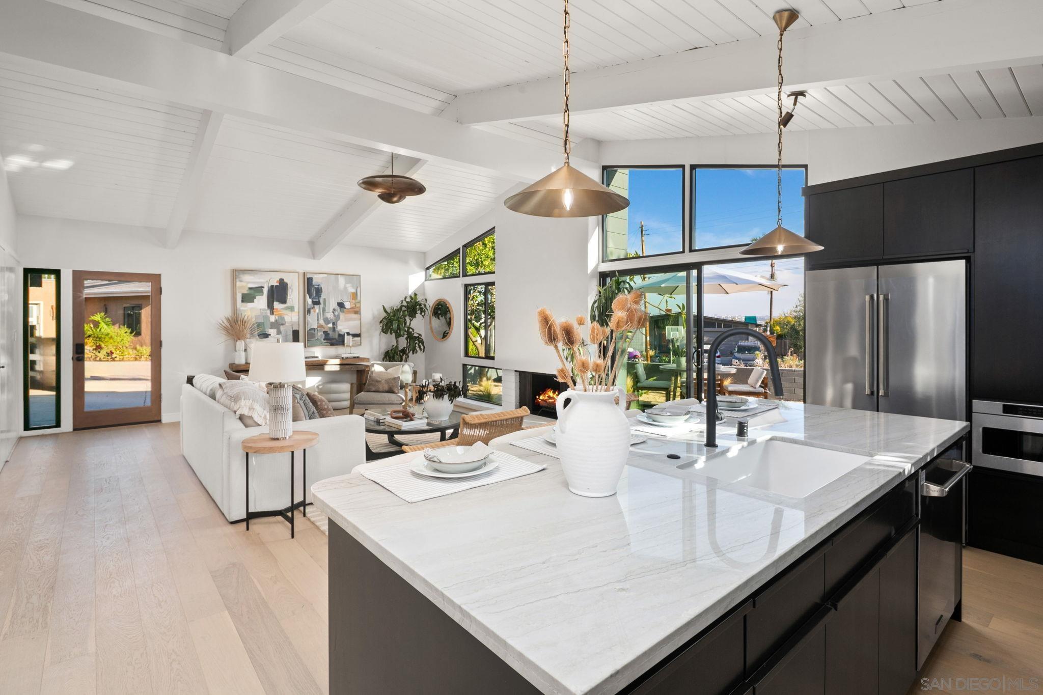 Detail Gallery Image 4 of 49 For 2526  Aster St, San Diego,  CA 92109 - 4 Beds | 2 Baths