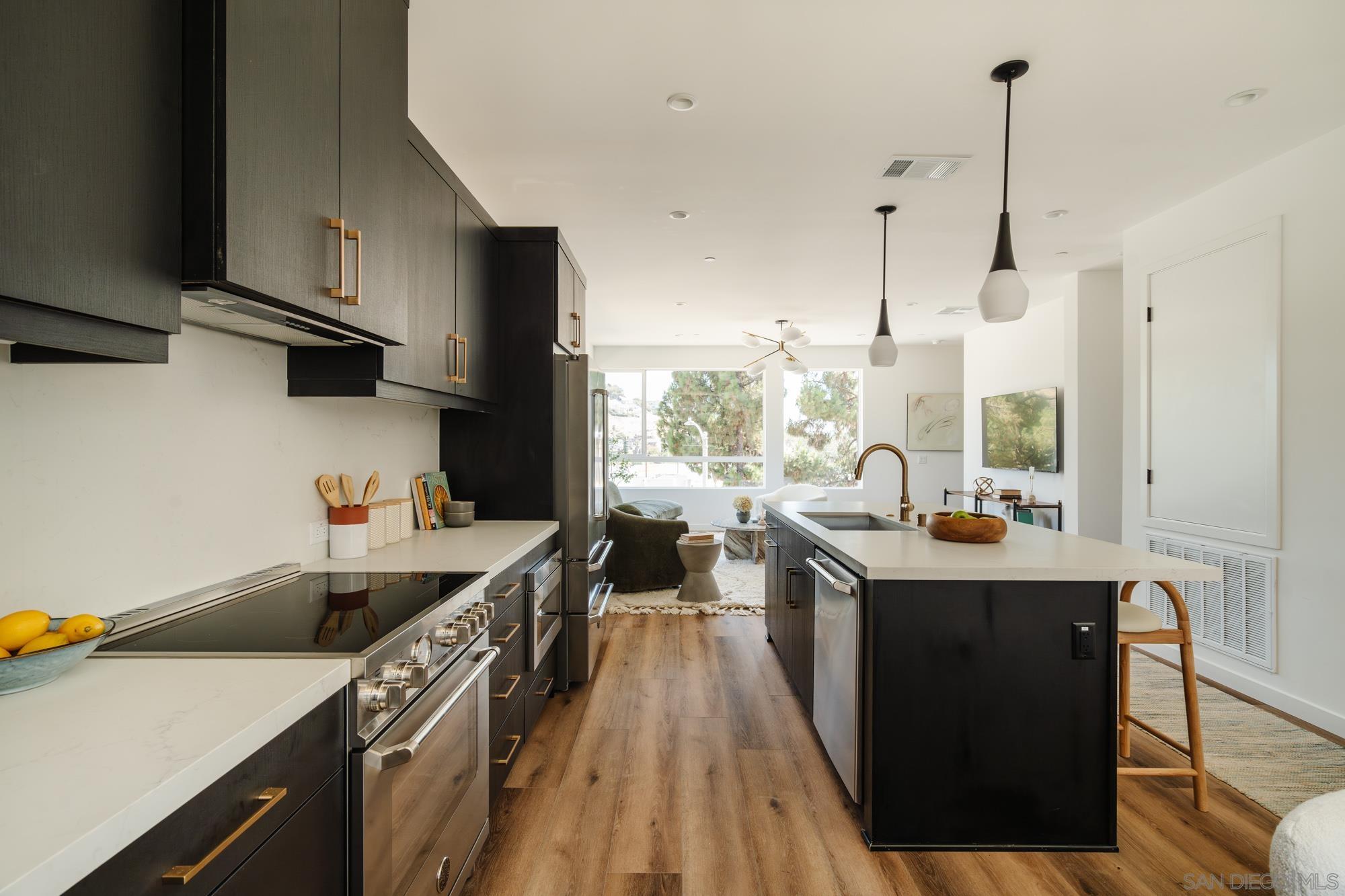 Detail Gallery Image 9 of 21 For 3860 N Riley Ln, Los Angeles,  CA 90065 - 3 Beds | 2/1 Baths