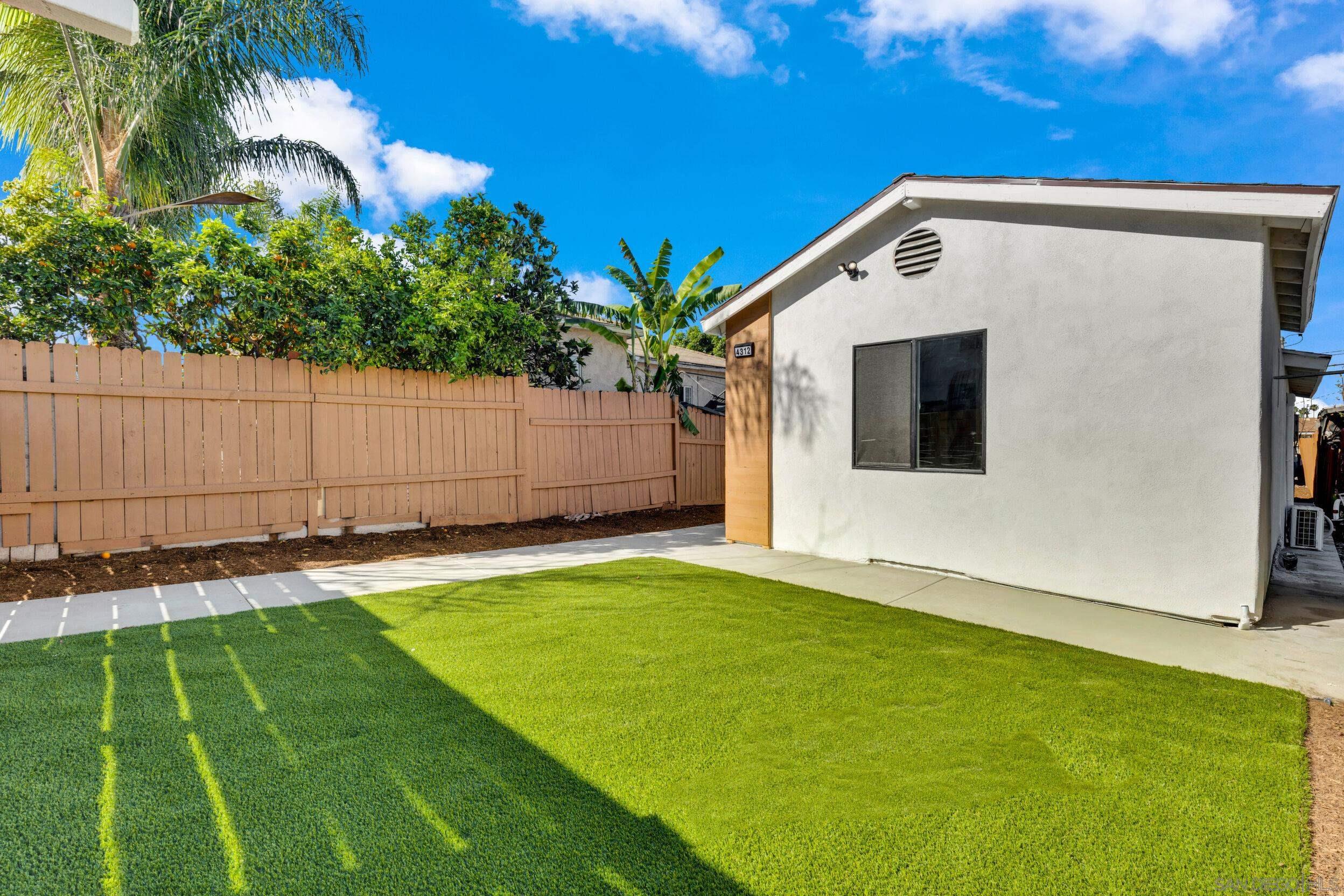 Detail Gallery Image 2 of 26 For 4312  Winona Ave, San Diego,  CA 92115 - 2 Beds | 2 Baths