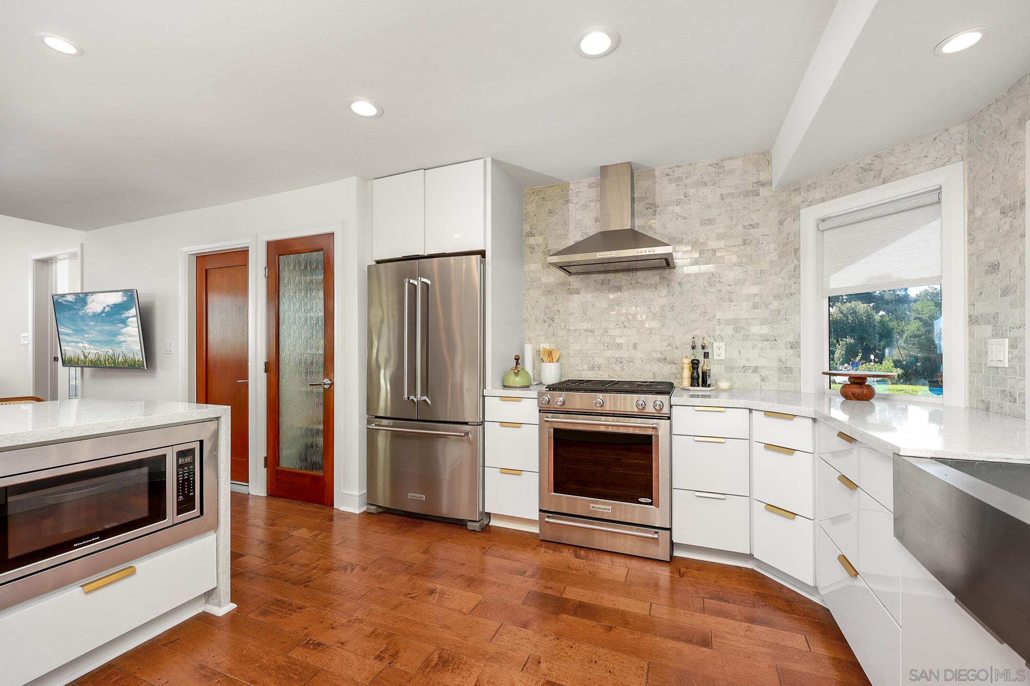 Detail Gallery Image 10 of 50 For 7901  Avenida Kirjah  Apn: 346-820-02-00,  La Jolla,  CA 92037 - 6 Beds | 6/1 Baths