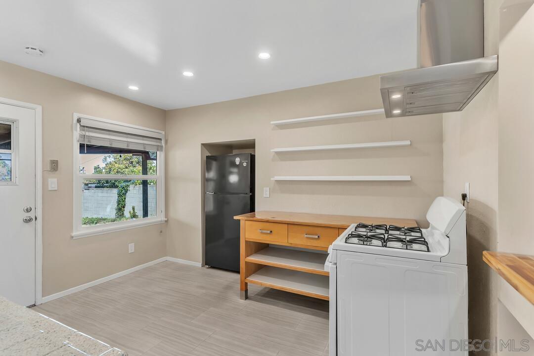 Detail Gallery Image 7 of 29 For 7722  Linda Vista Blvd, San Diego,  CA 92111 - 2 Beds | 1 Baths