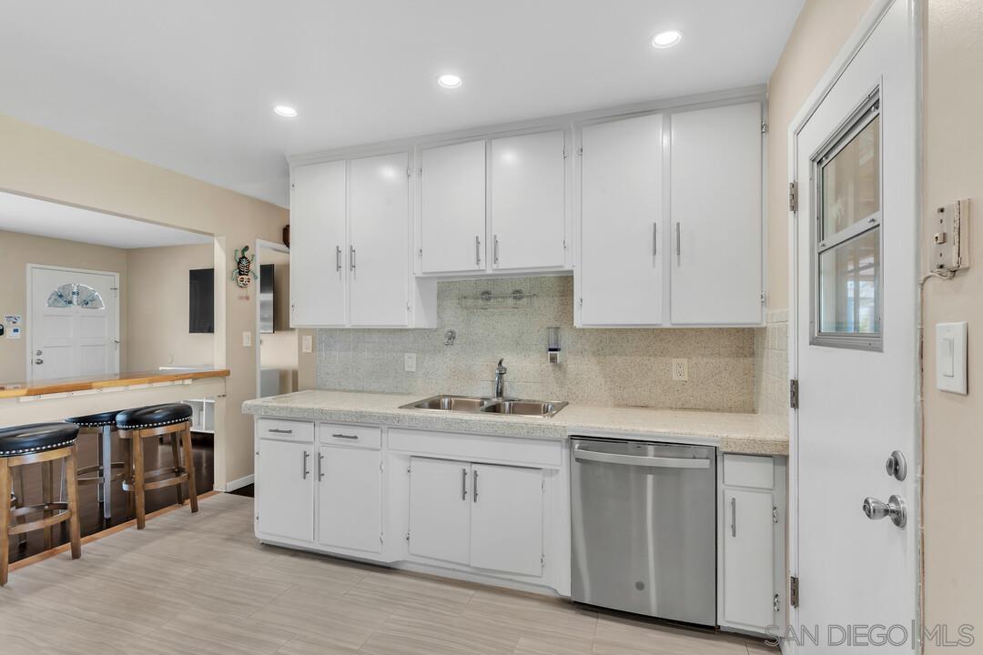 Detail Gallery Image 9 of 29 For 7722  Linda Vista Blvd, San Diego,  CA 92111 - 2 Beds | 1 Baths