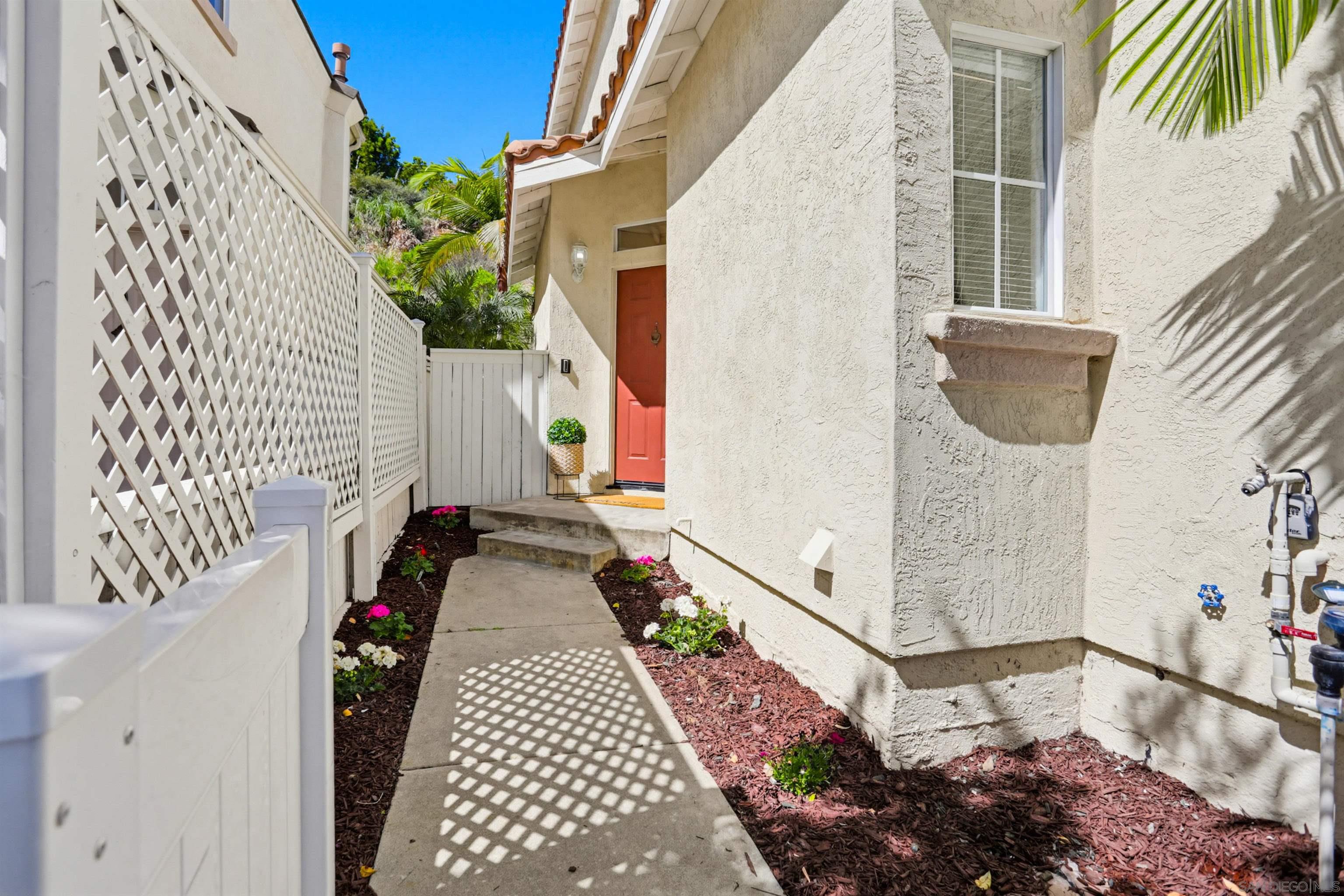 Detail Gallery Image 2 of 23 For 1983  Courage St, Vista,  CA 92081 - 3 Beds | 2/1 Baths