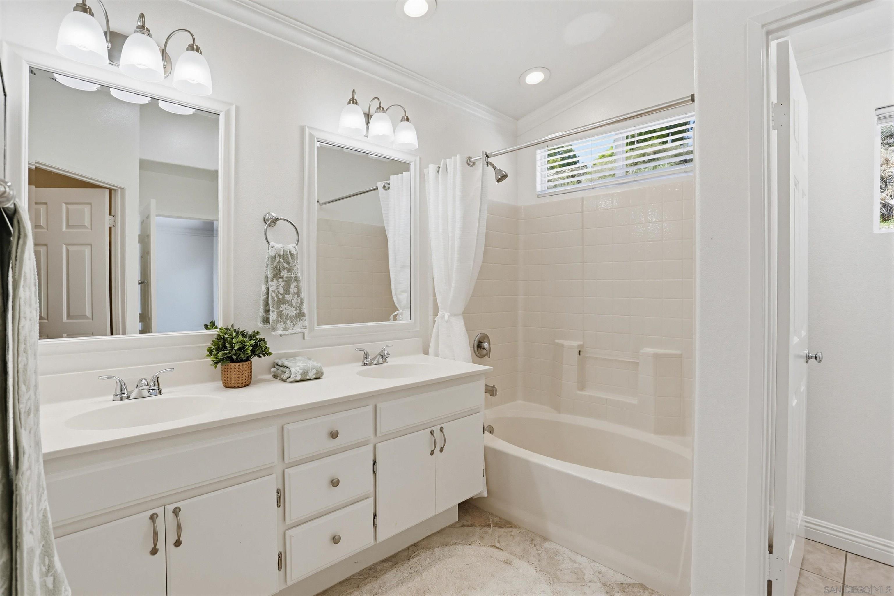 Detail Gallery Image 13 of 23 For 1983  Courage St, Vista,  CA 92081 - 3 Beds | 2/1 Baths