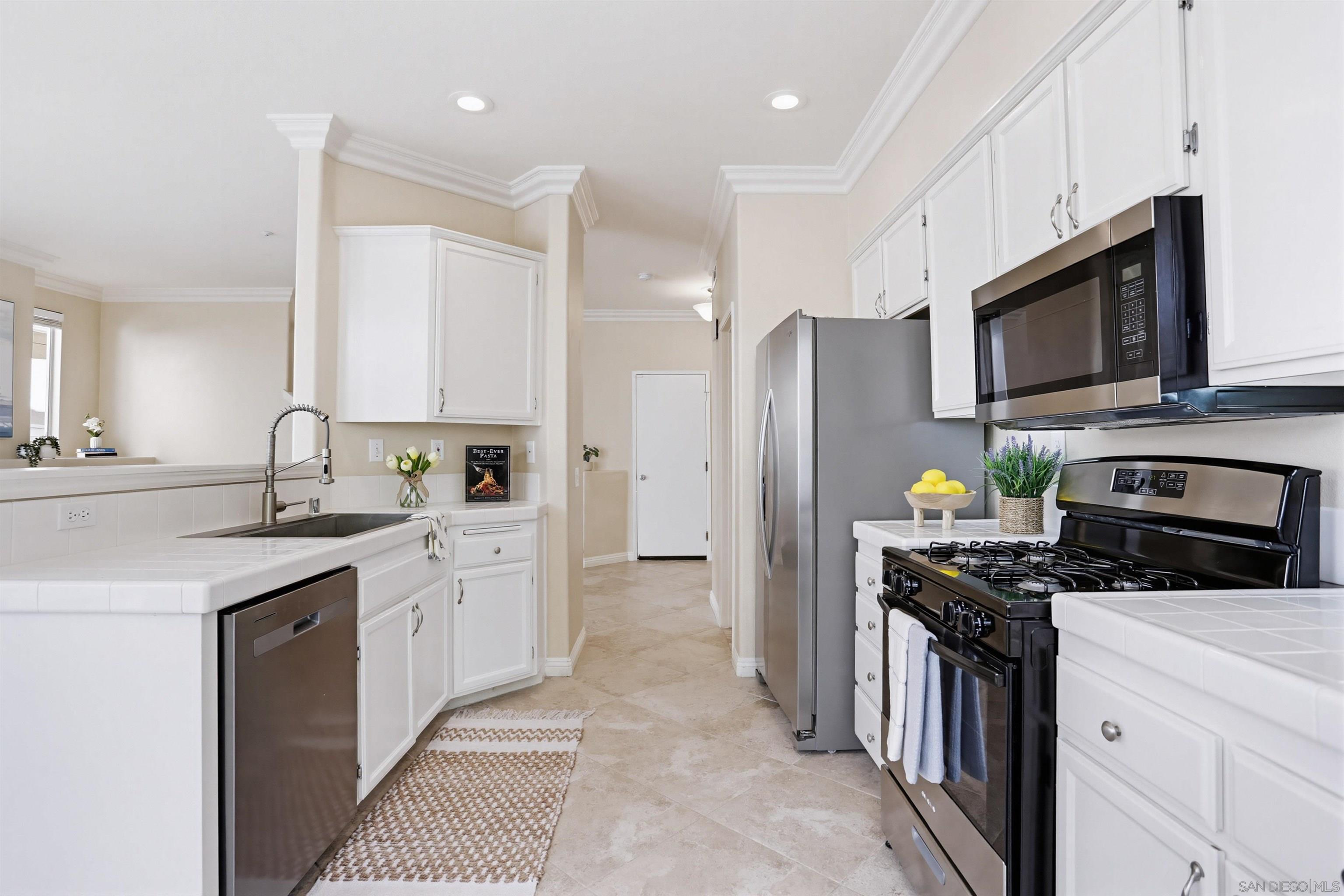 Detail Gallery Image 6 of 23 For 1983  Courage St, Vista,  CA 92081 - 3 Beds | 2/1 Baths