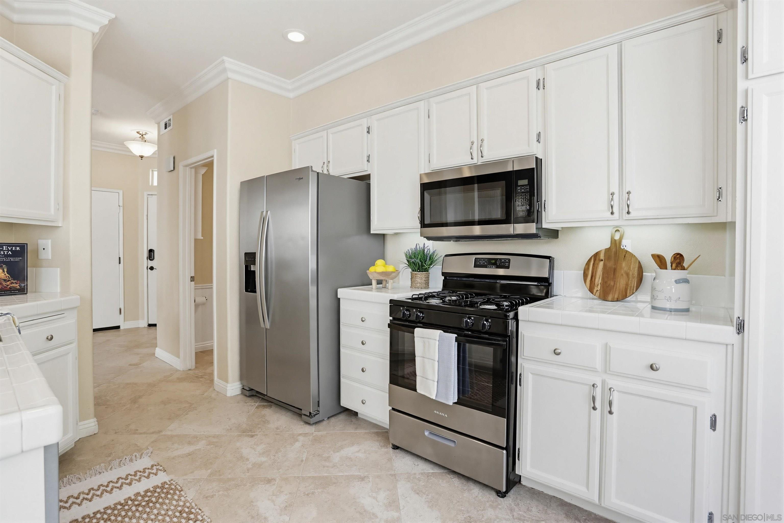 Detail Gallery Image 7 of 23 For 1983  Courage St, Vista,  CA 92081 - 3 Beds | 2/1 Baths