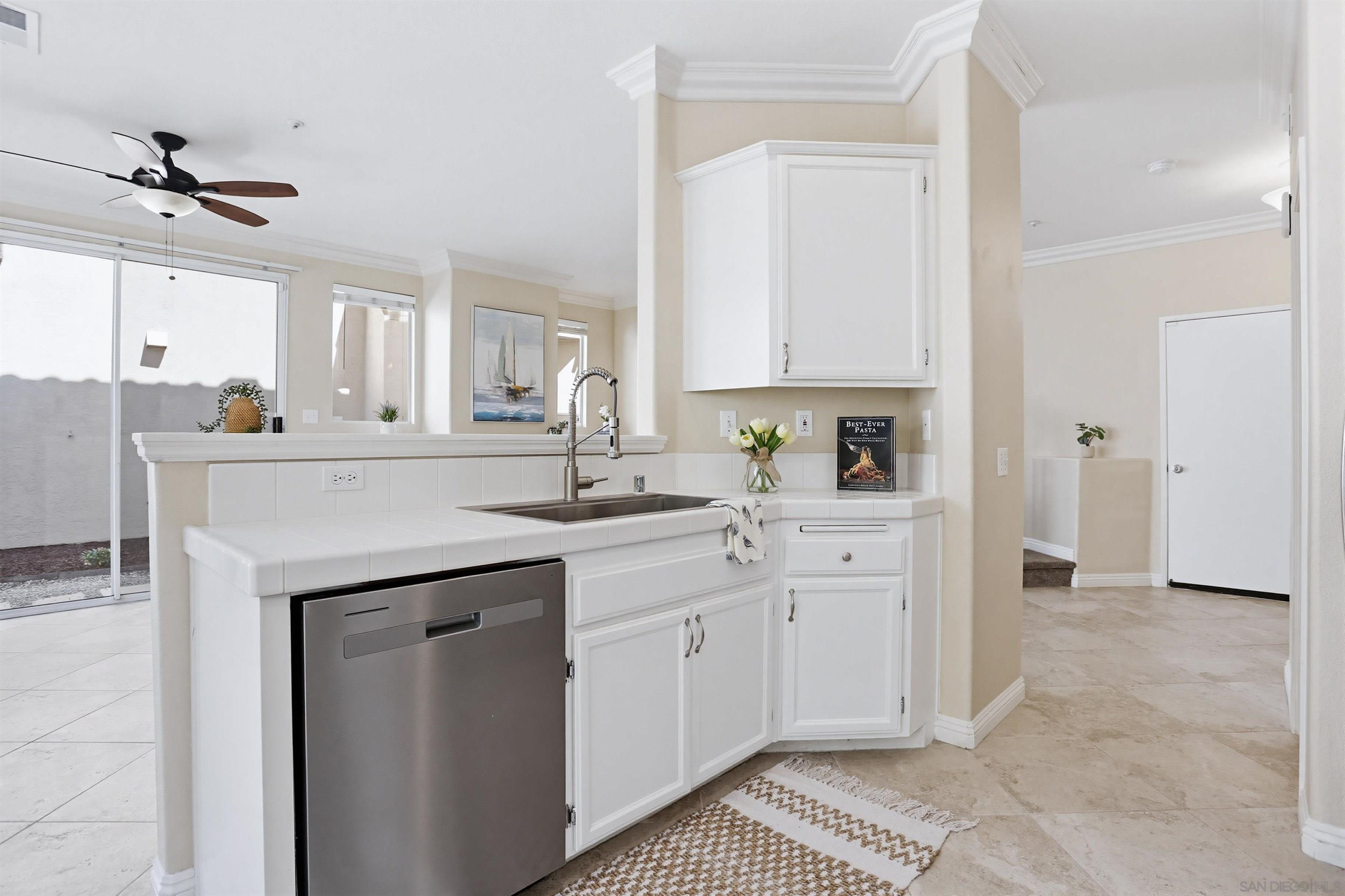 Detail Gallery Image 8 of 23 For 1983  Courage St, Vista,  CA 92081 - 3 Beds | 2/1 Baths