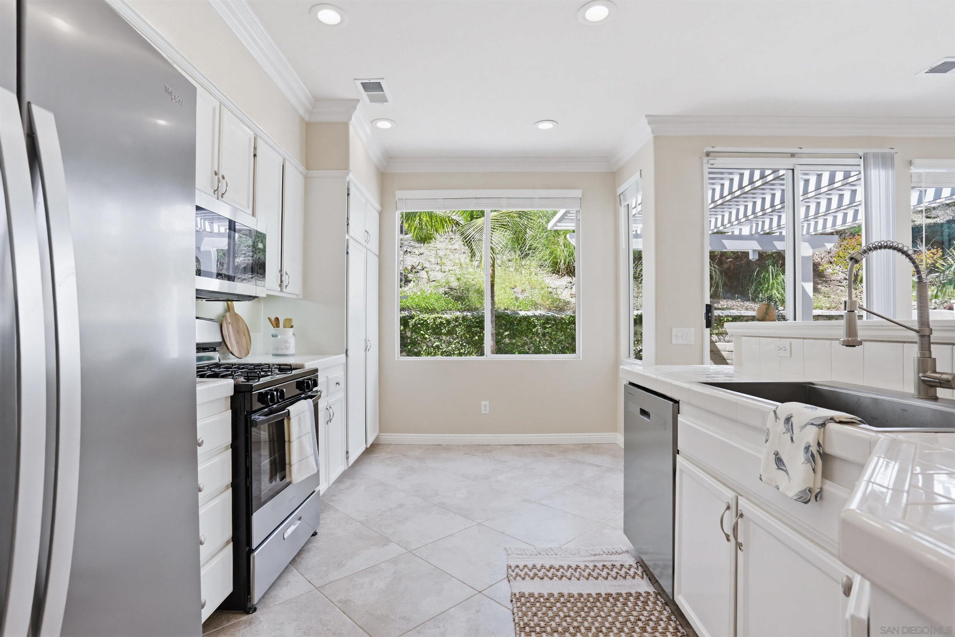 Detail Gallery Image 9 of 23 For 1983  Courage St, Vista,  CA 92081 - 3 Beds | 2/1 Baths