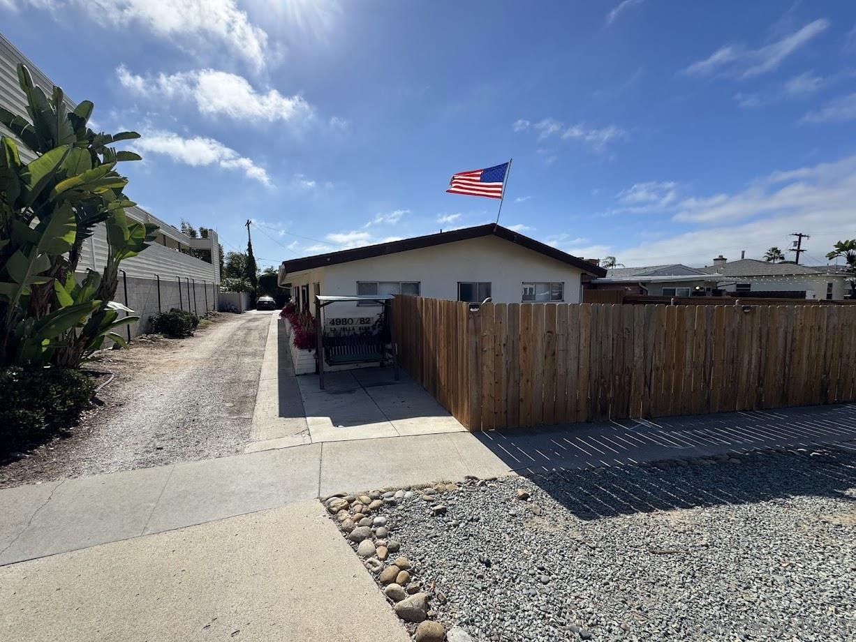 Detail Gallery Image 15 of 37 For 4980-82  La Jolla Blvd, San Diego,  CA 92109 - – Beds | – Baths