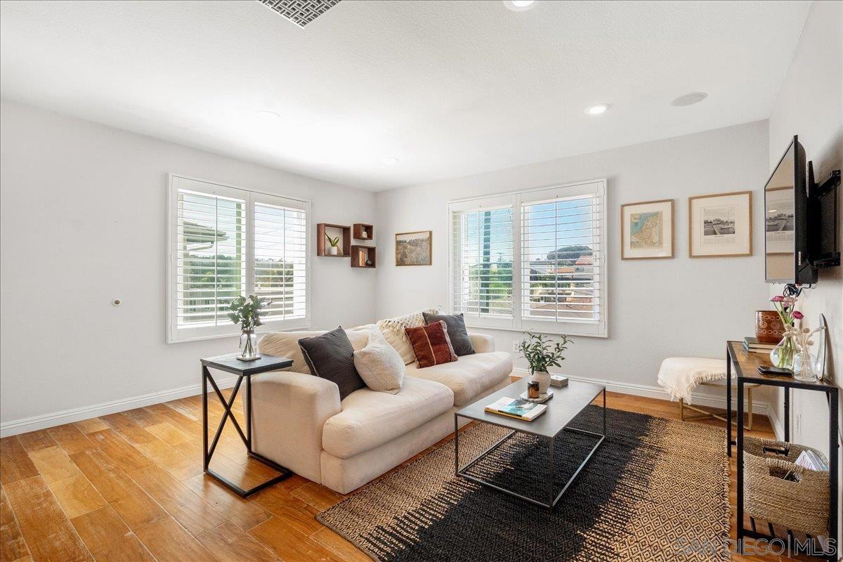 Detail Gallery Image 2 of 22 For 2828  Famosa Blvd  #305,  San Diego,  CA 92107 - 1 Beds | 1 Baths