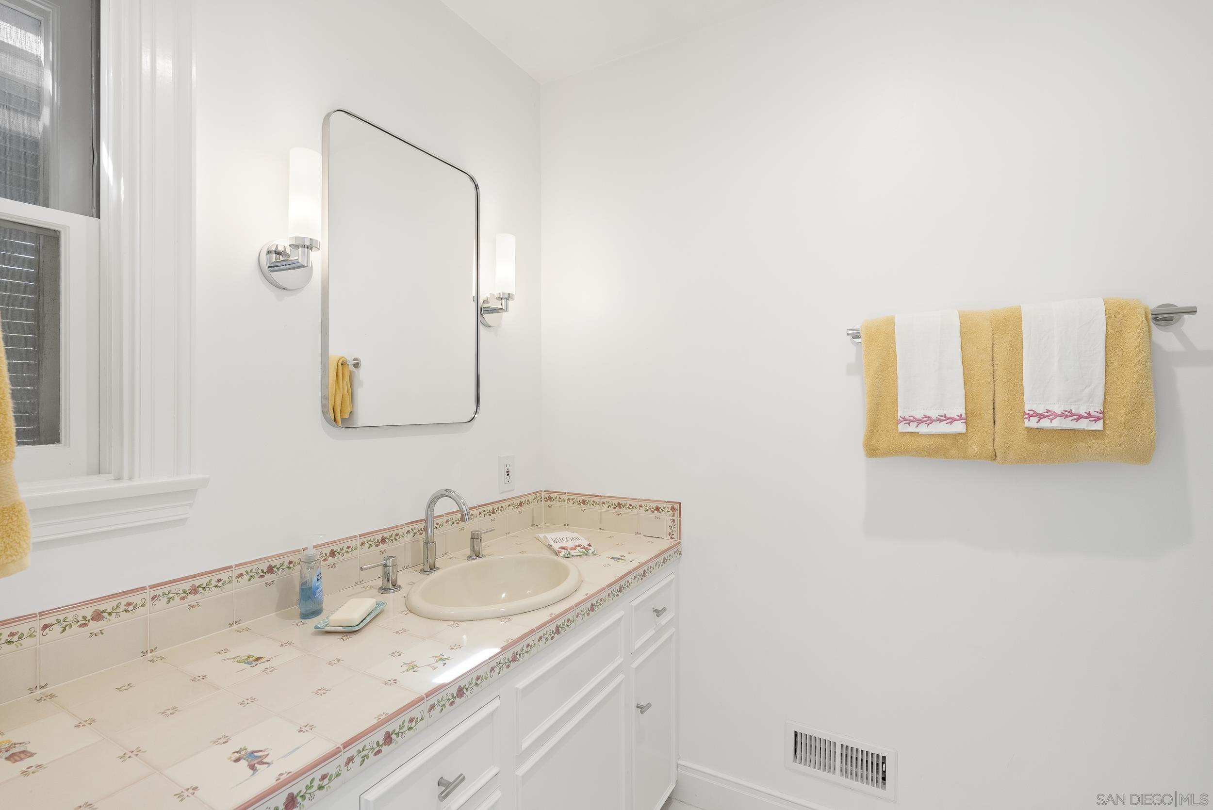 Detail Gallery Image 25 of 32 For 6021  Vista De La Mesa, La Jolla,  CA 92037 - 2 Beds | 2/1 Baths