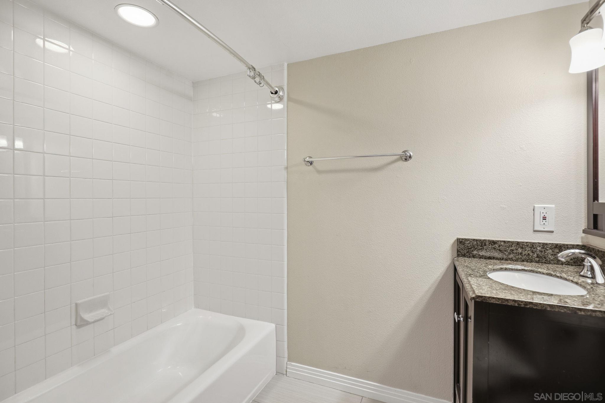 Detail Gallery Image 11 of 24 For 801 W Hawthorn  #406,  San Diego,  CA 92101 - 2 Beds | 2 Baths