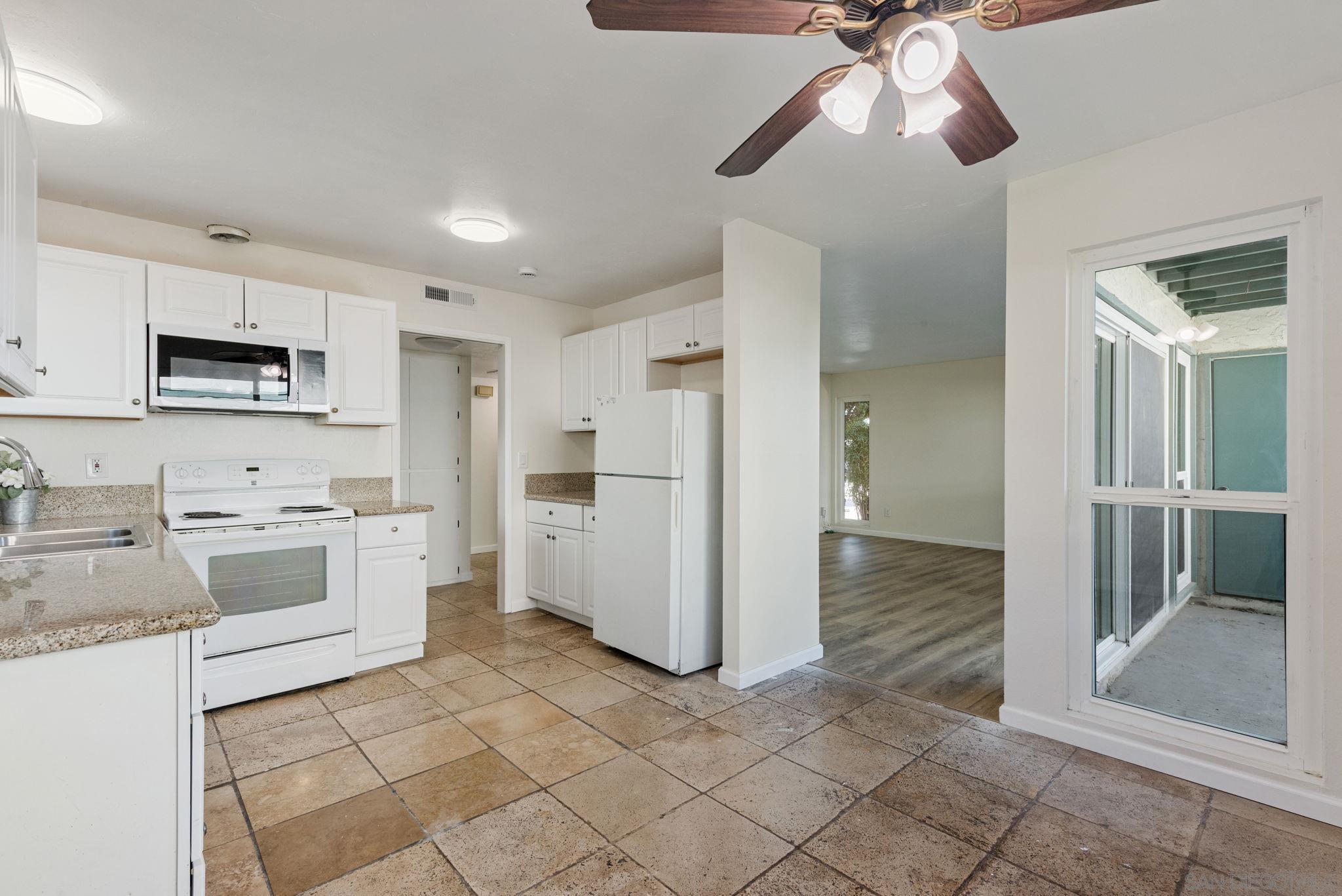 Detail Gallery Image 3 of 23 For 1811 E Grand Ave  #105,  Escondido,  CA 92027 - 2 Beds | 2 Baths