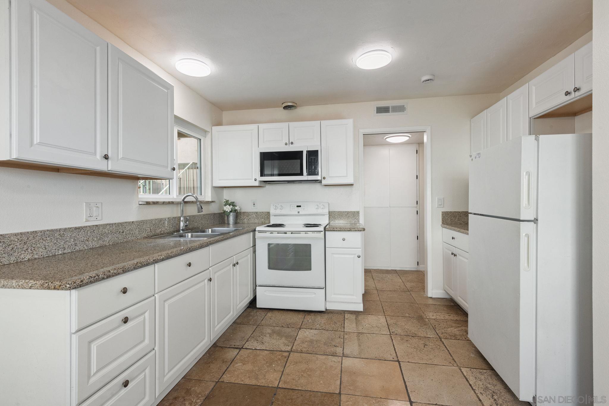 Detail Gallery Image 6 of 23 For 1811 E Grand Ave  #105,  Escondido,  CA 92027 - 2 Beds | 2 Baths