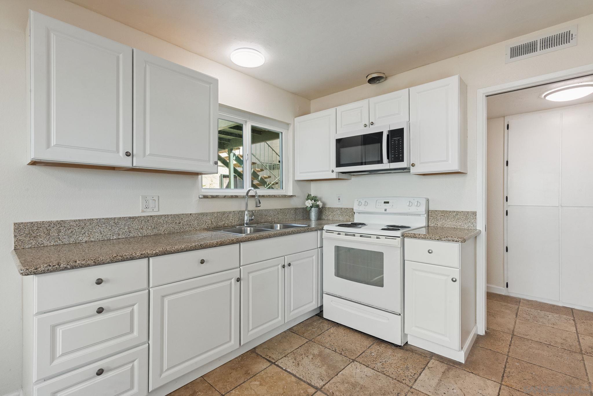 Detail Gallery Image 7 of 23 For 1811 E Grand Ave  #105,  Escondido,  CA 92027 - 2 Beds | 2 Baths