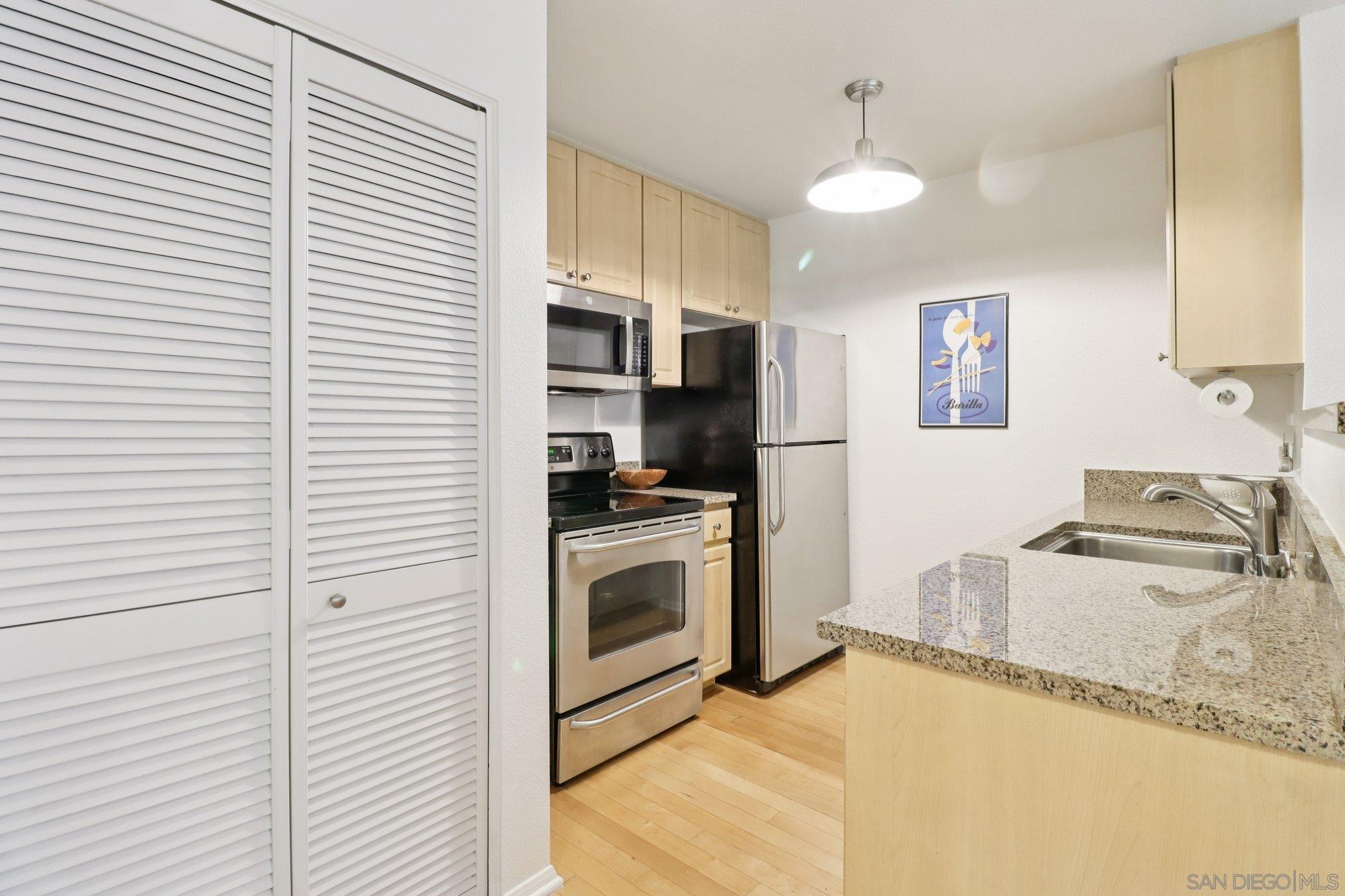 Detail Gallery Image 11 of 42 For 1970  Columbia Street  #301,  San Diego,  CA 92101 - 1 Beds | 1 Baths