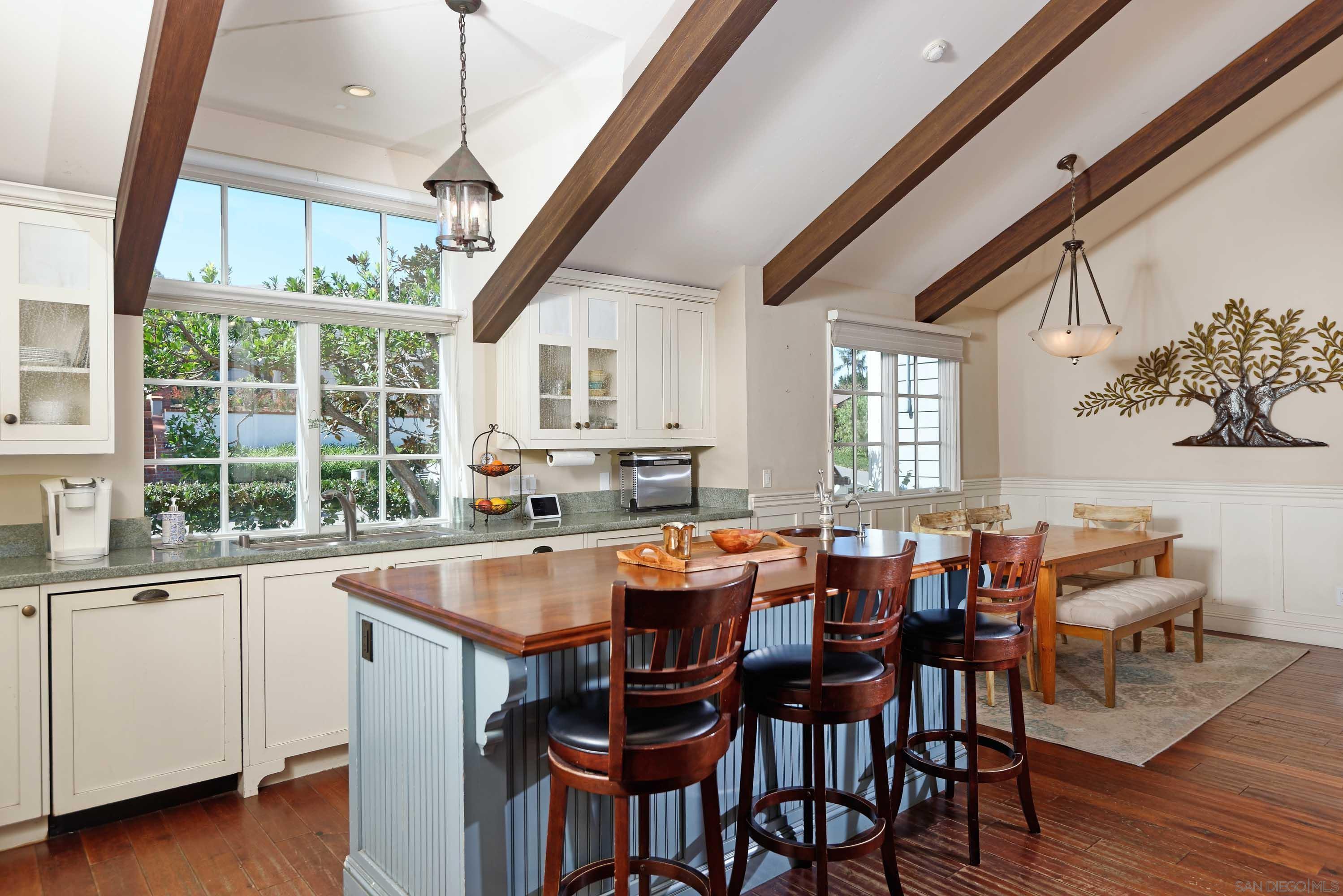 Detail Gallery Image 9 of 48 For 7948  Roseland Dr, La Jolla,  CA 92037 - 5 Beds | 4 Baths