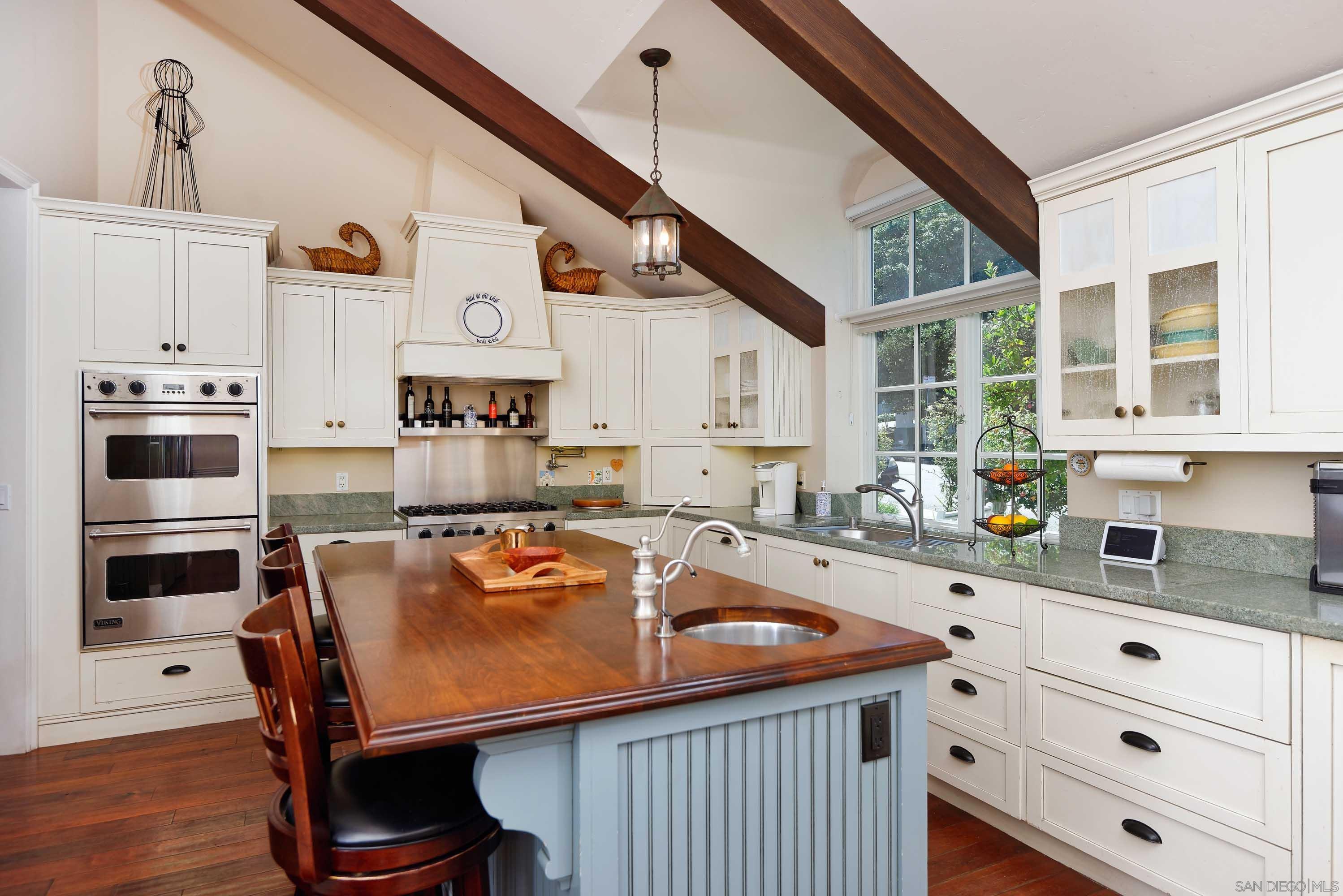 Detail Gallery Image 10 of 48 For 7948  Roseland Dr, La Jolla,  CA 92037 - 5 Beds | 4 Baths