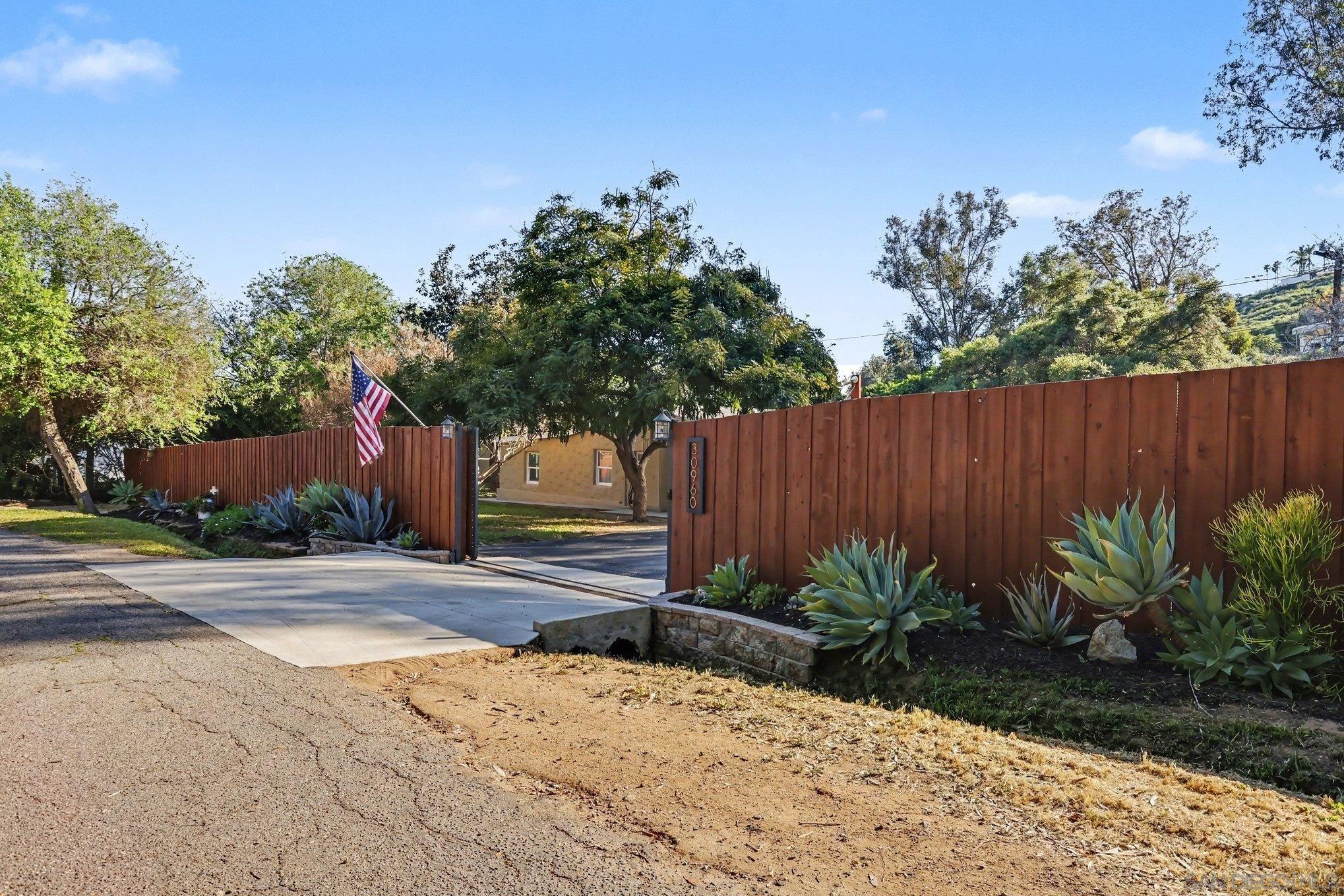 Detail Gallery Image 2 of 29 For 30960  Mission, Bonsall,  CA 92003 - 4 Beds | 2 Baths
