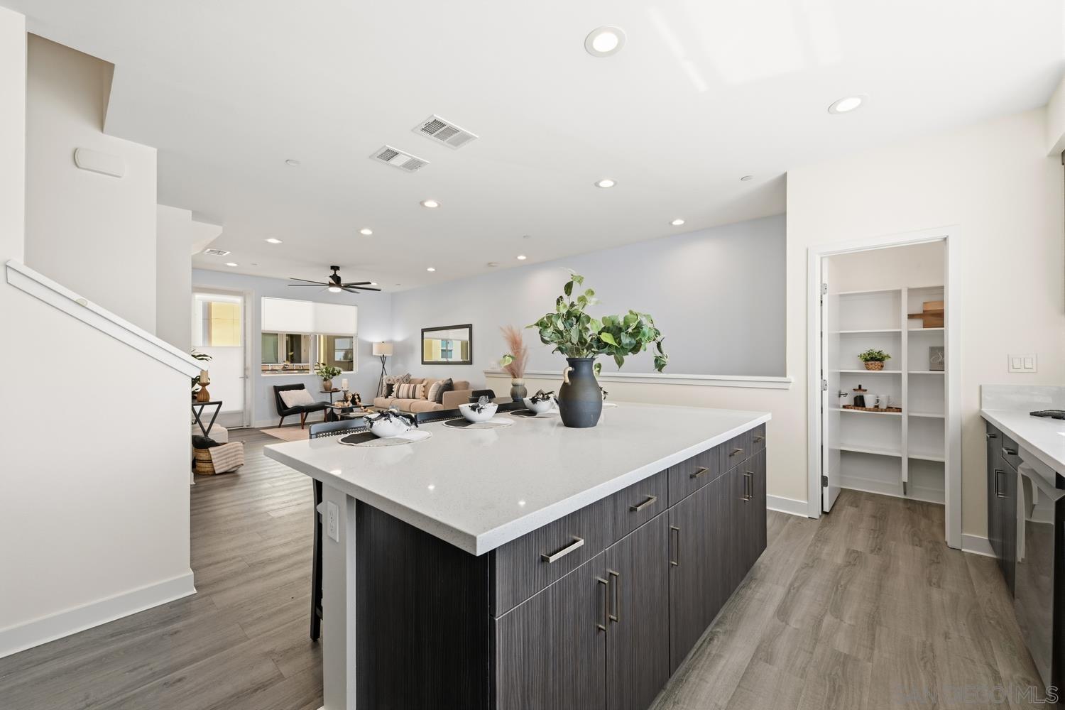 Detail Gallery Image 8 of 38 For 748  Shoreline, Chula Vista,  CA 91910 - 4 Beds | 3/1 Baths