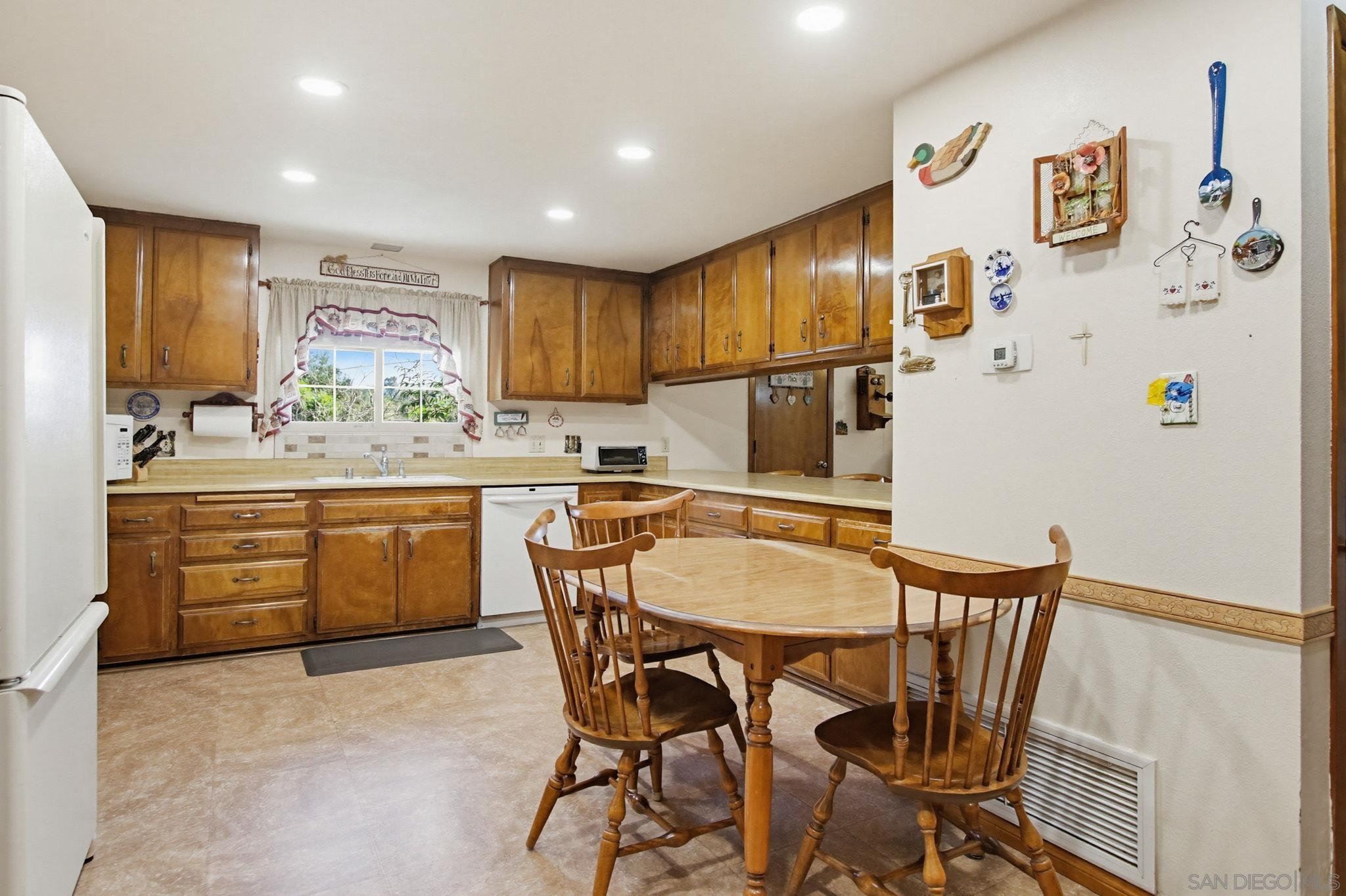 Detail Gallery Image 15 of 55 For 8698  Echo, La Mesa,  CA 91941 - 5 Beds | 3/1 Baths