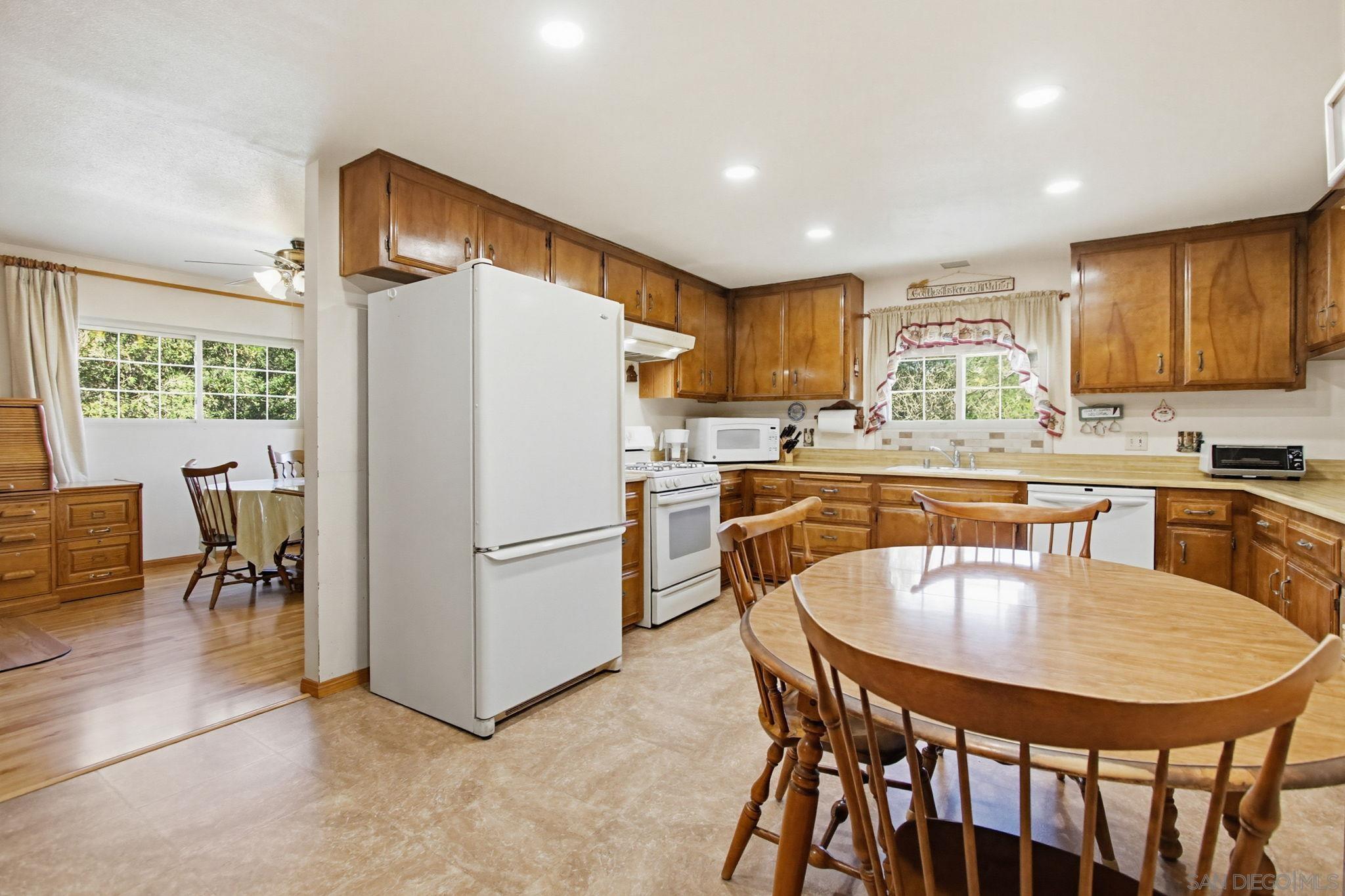 Detail Gallery Image 16 of 55 For 8698  Echo, La Mesa,  CA 91941 - 5 Beds | 3/1 Baths