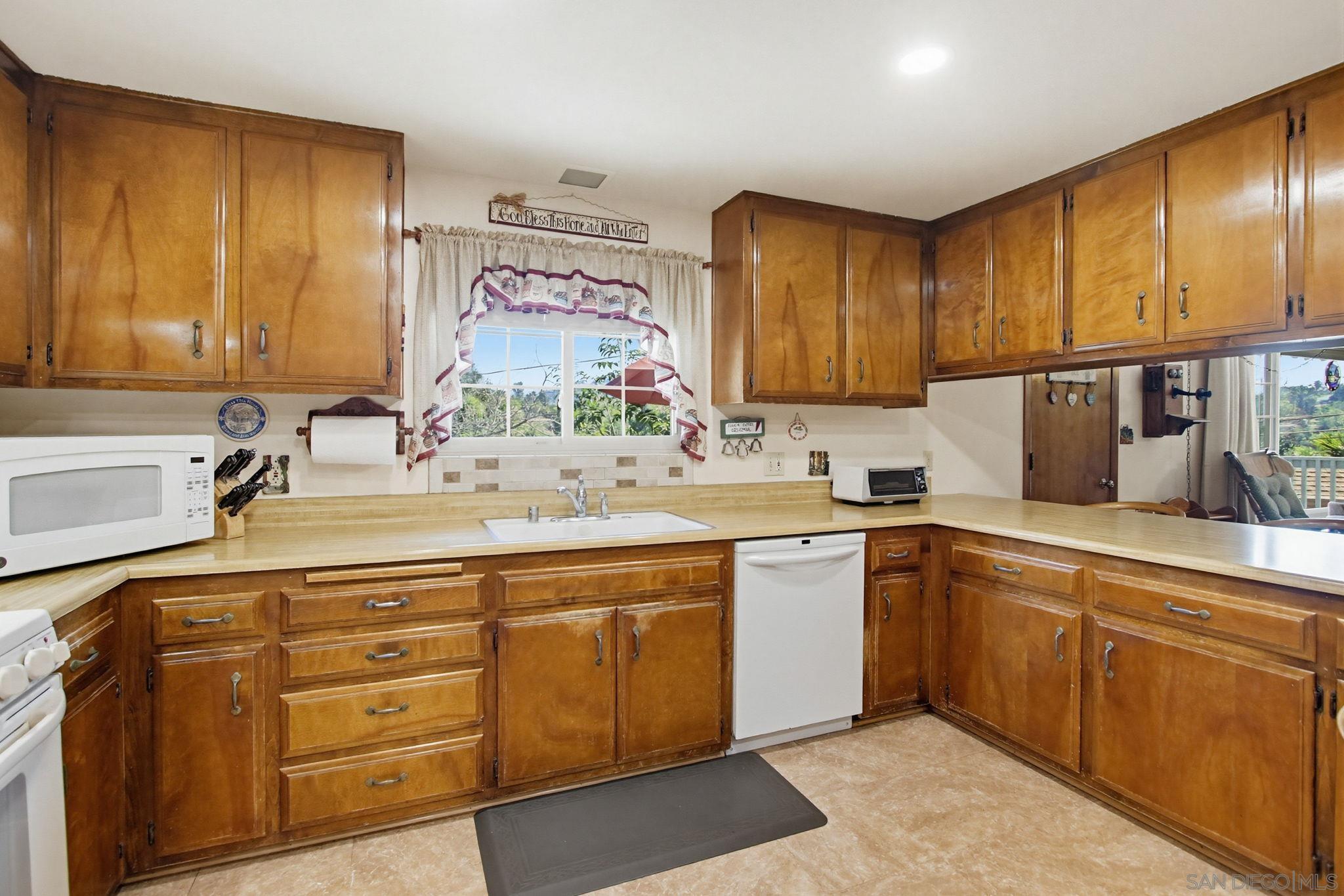 Detail Gallery Image 17 of 55 For 8698  Echo, La Mesa,  CA 91941 - 5 Beds | 3/1 Baths