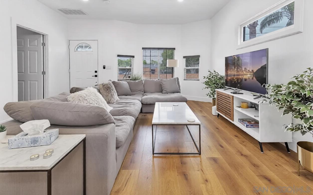 Detail Gallery Image 4 of 23 For 19  Evans St, San Diego,  CA 92102 - 4 Beds | 3 Baths