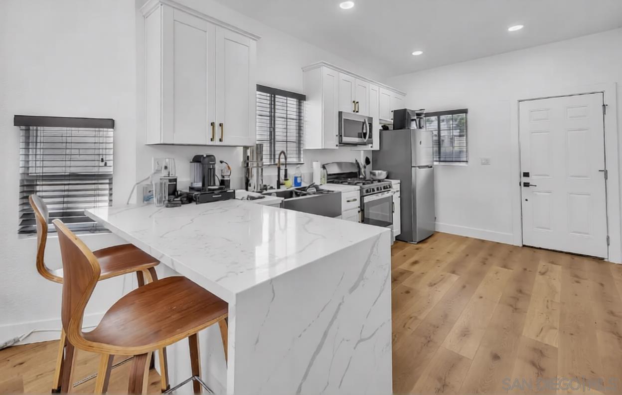 Detail Gallery Image 5 of 23 For 19  Evans St, San Diego,  CA 92102 - 4 Beds | 3 Baths