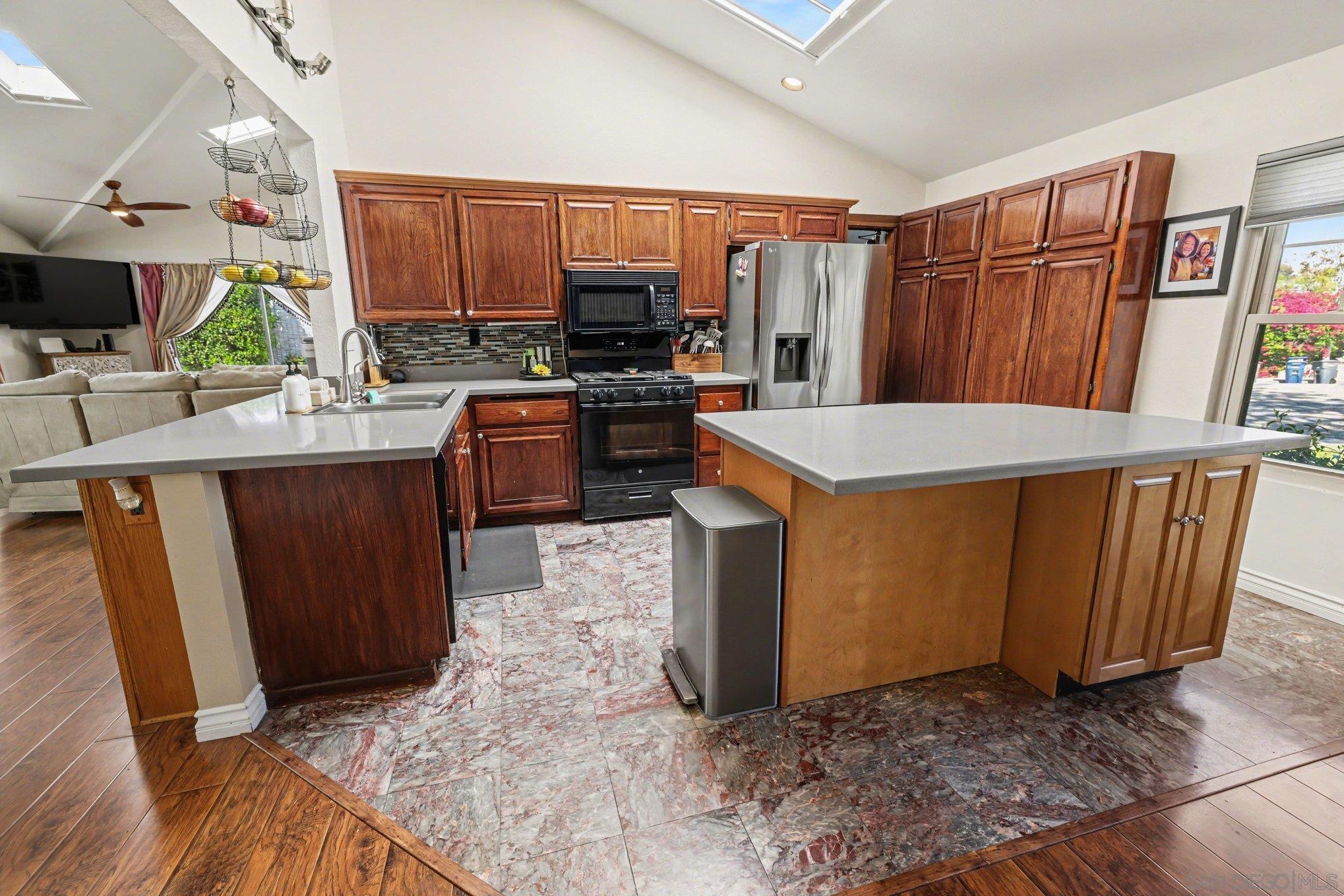 Detail Gallery Image 14 of 28 For 9939  Crestlane Court, Spring Valley,  CA 91977 - 3 Beds | 2 Baths