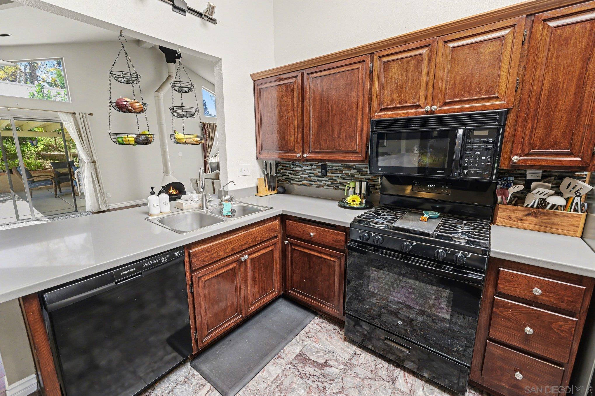 Detail Gallery Image 15 of 28 For 9939  Crestlane Court, Spring Valley,  CA 91977 - 3 Beds | 2 Baths