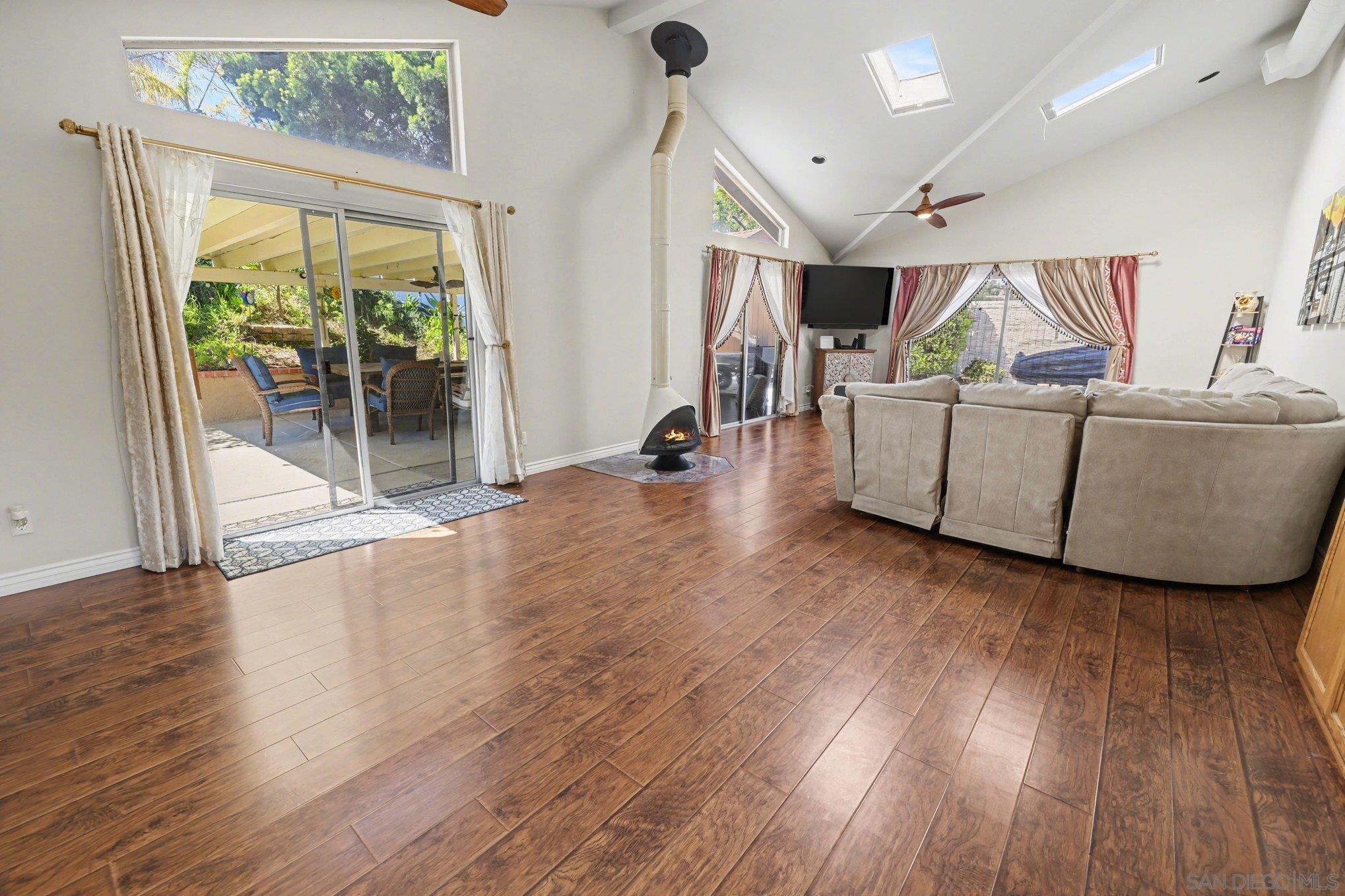 Detail Gallery Image 10 of 28 For 9939  Crestlane Court, Spring Valley,  CA 91977 - 3 Beds | 2 Baths