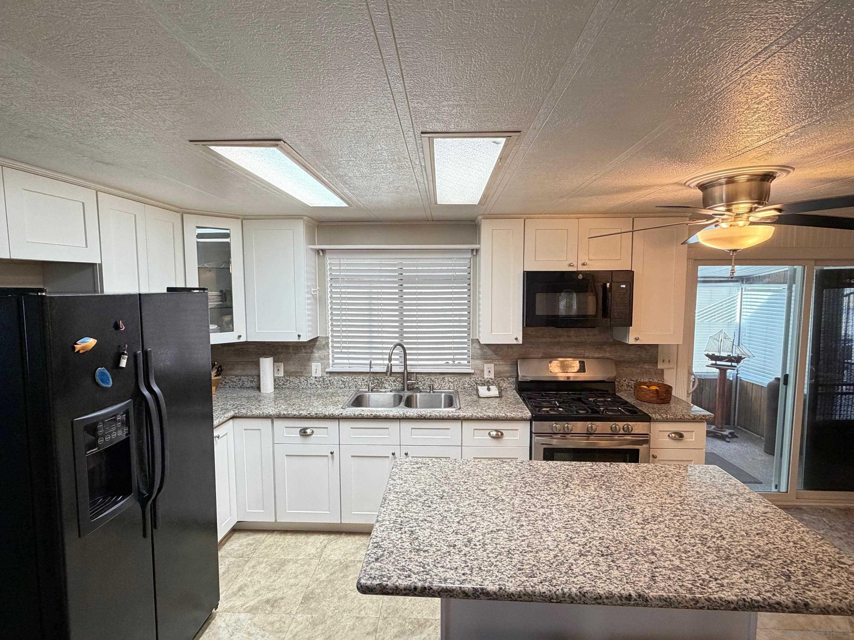 Detail Gallery Image 5 of 21 For 4886  Old Cliffs Rd, San Diego,  CA 92120 - 2 Beds | 2 Baths