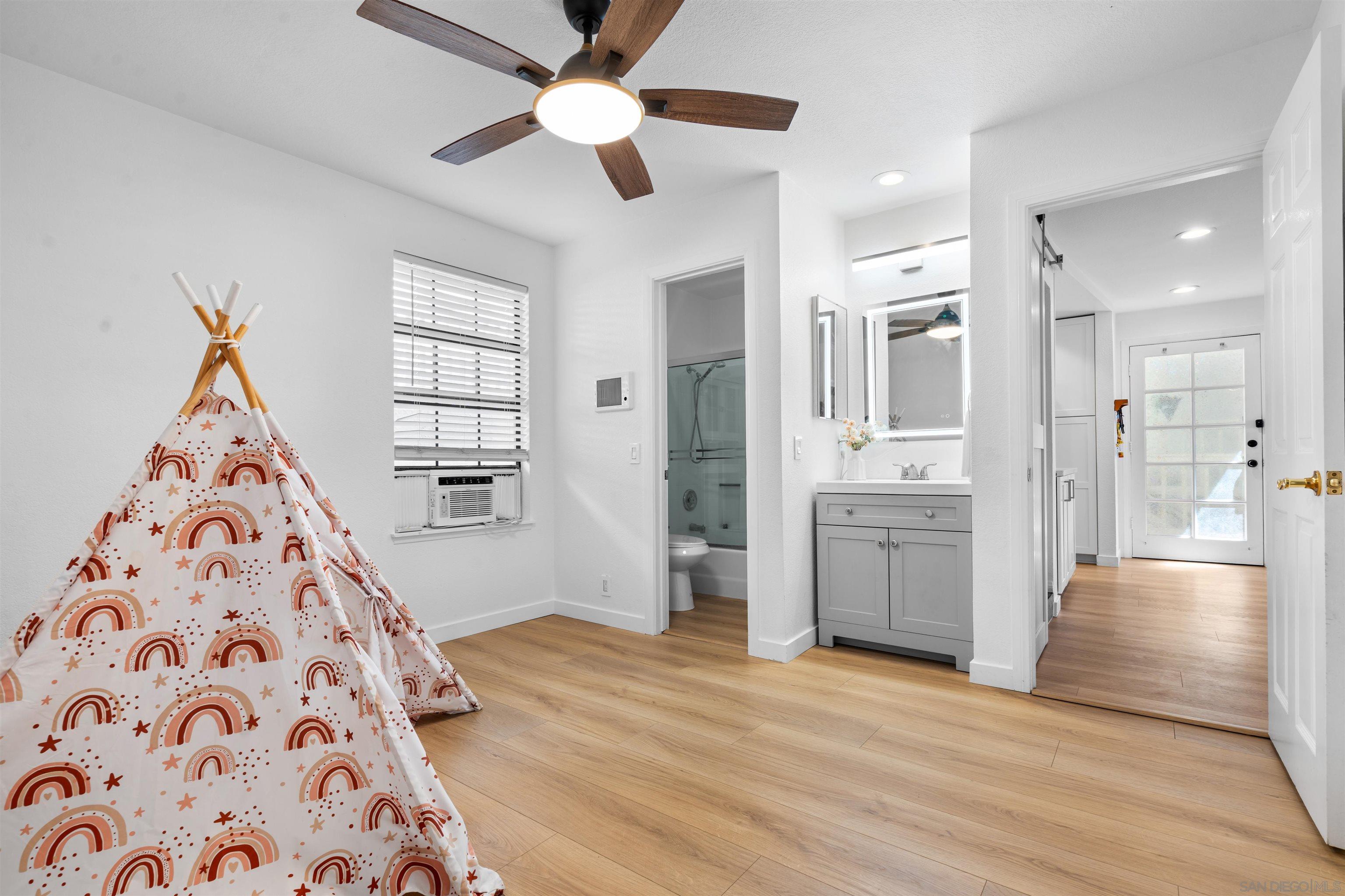 Detail Gallery Image 13 of 20 For 3975  Hortensia St  #E7,  San Diego,  CA 92110 - 2 Beds | 2 Baths