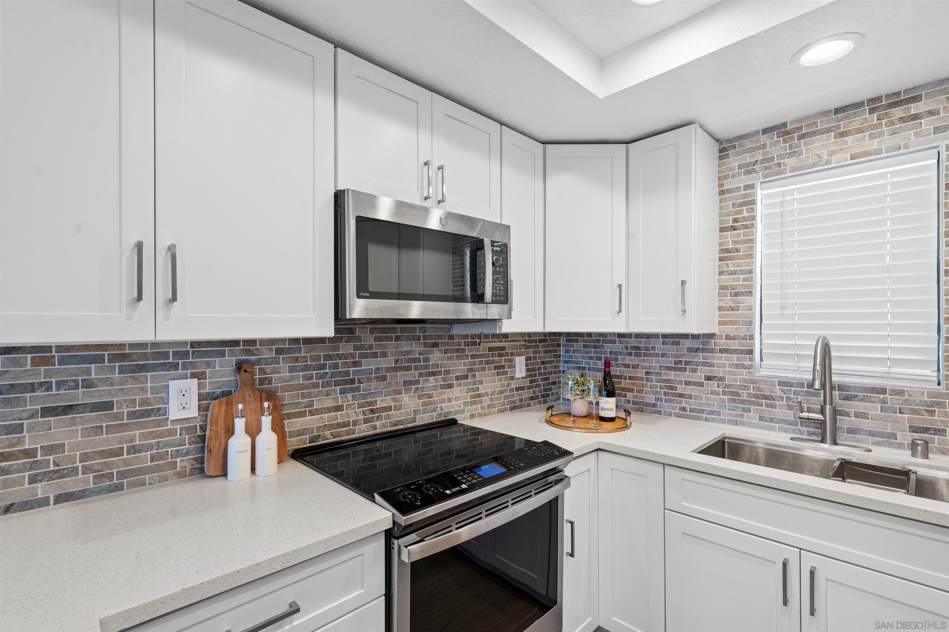 Detail Gallery Image 7 of 20 For 3975  Hortensia St  #E7,  San Diego,  CA 92110 - 2 Beds | 2 Baths