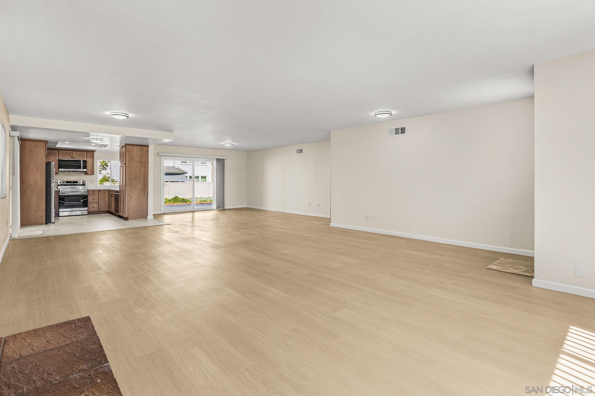 Detail Gallery Image 14 of 44 For 1320  La Mirada Ave, Escondido,  CA 92026 - 3 Beds | 2 Baths