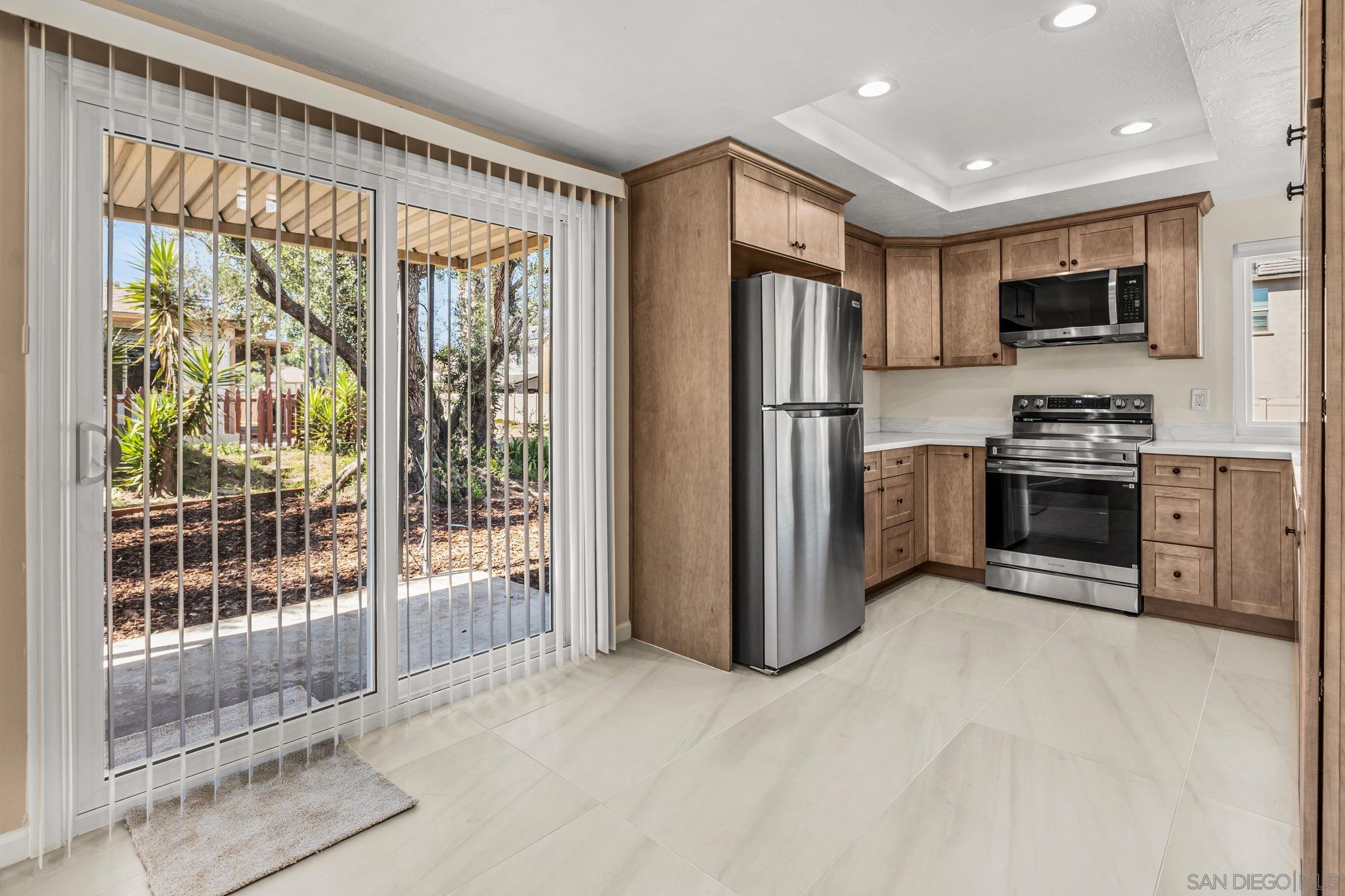 Detail Gallery Image 9 of 44 For 1320  La Mirada Ave, Escondido,  CA 92026 - 3 Beds | 2 Baths