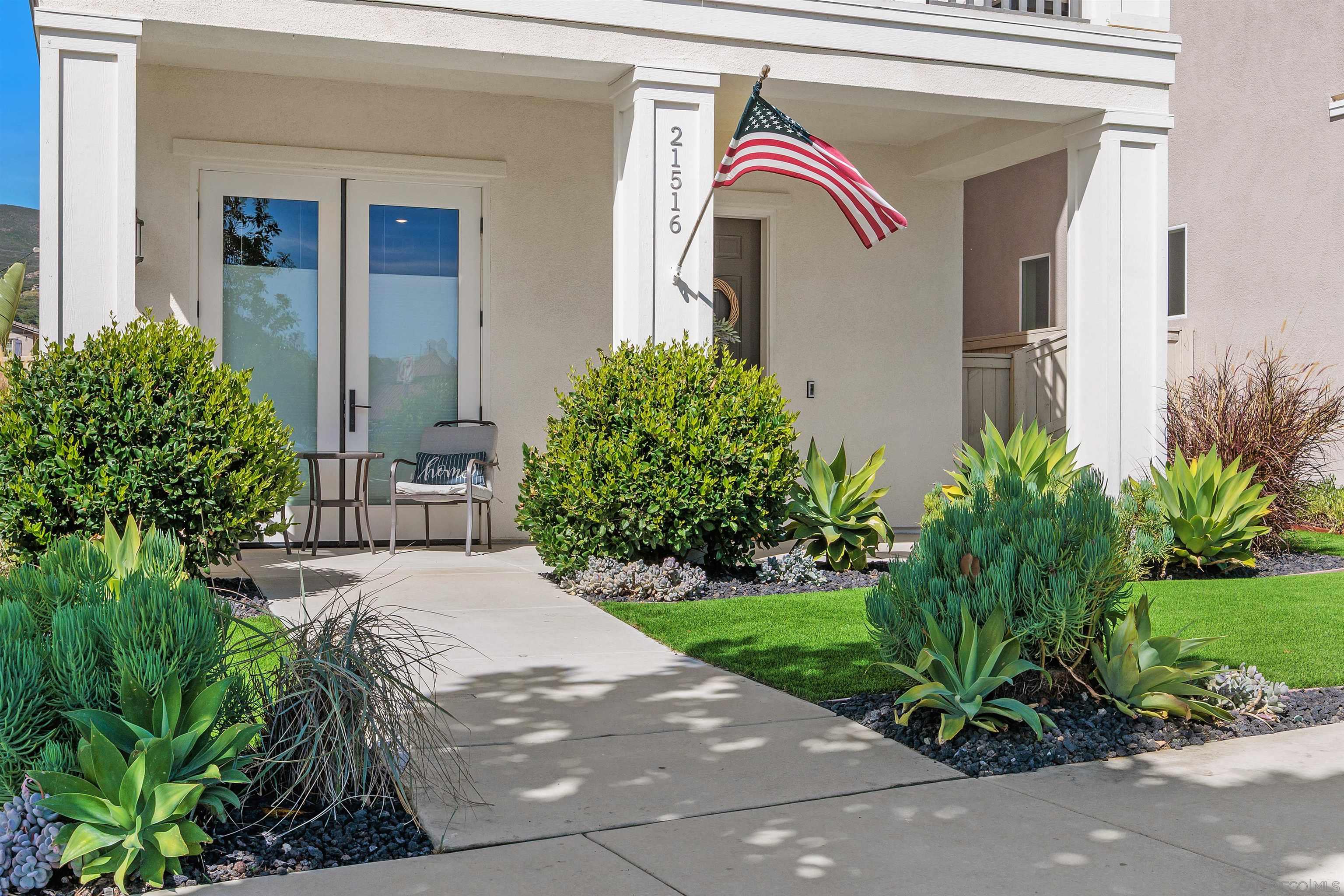 Detail Gallery Image 2 of 47 For 21516  Harmony Village, Escondido,  CA 92029 - 3 Beds | 3/1 Baths