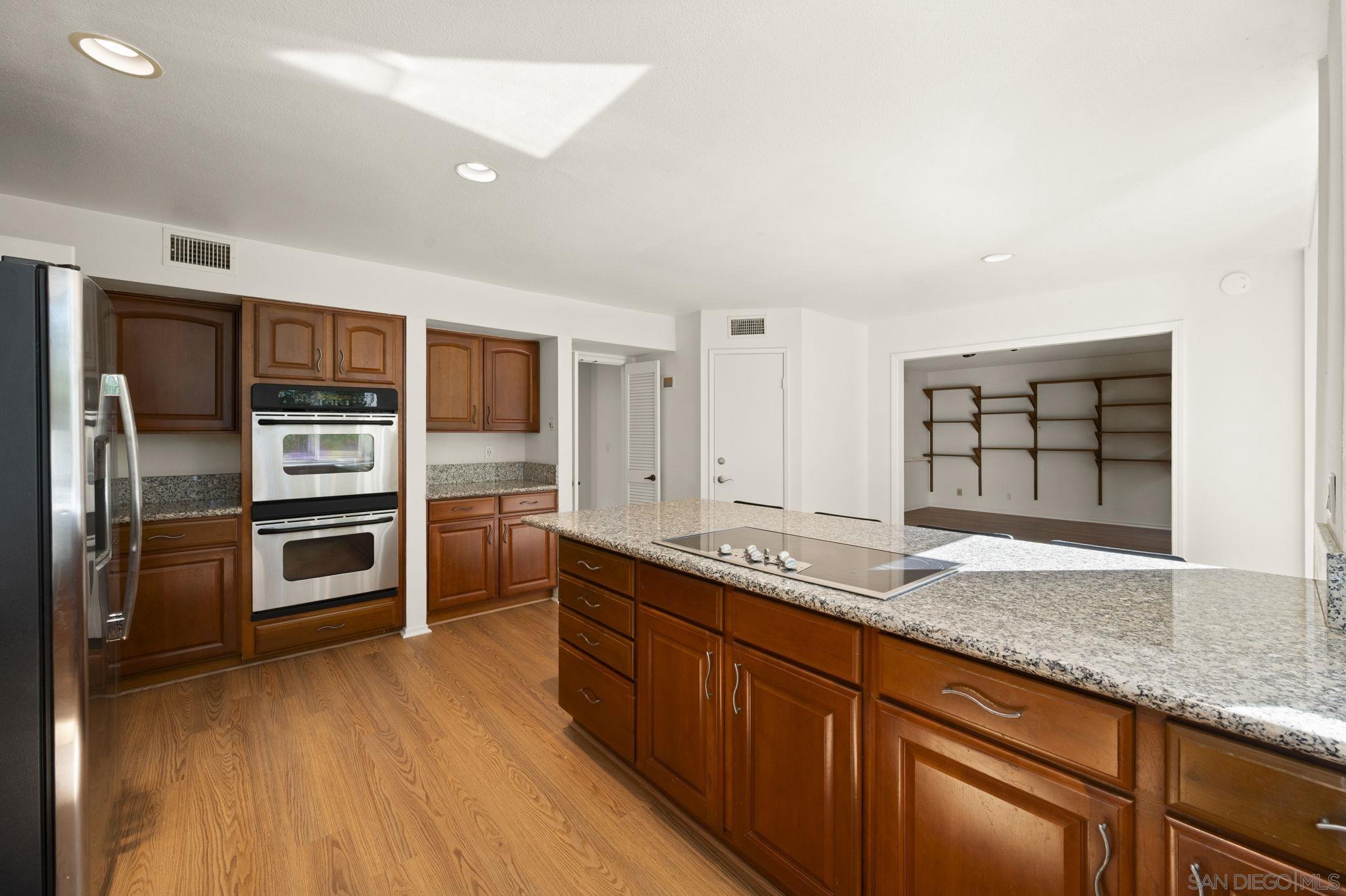 Detail Gallery Image 12 of 21 For 2847  via Posada, La Jolla,  CA 92037 - 4 Beds | 2/1 Baths