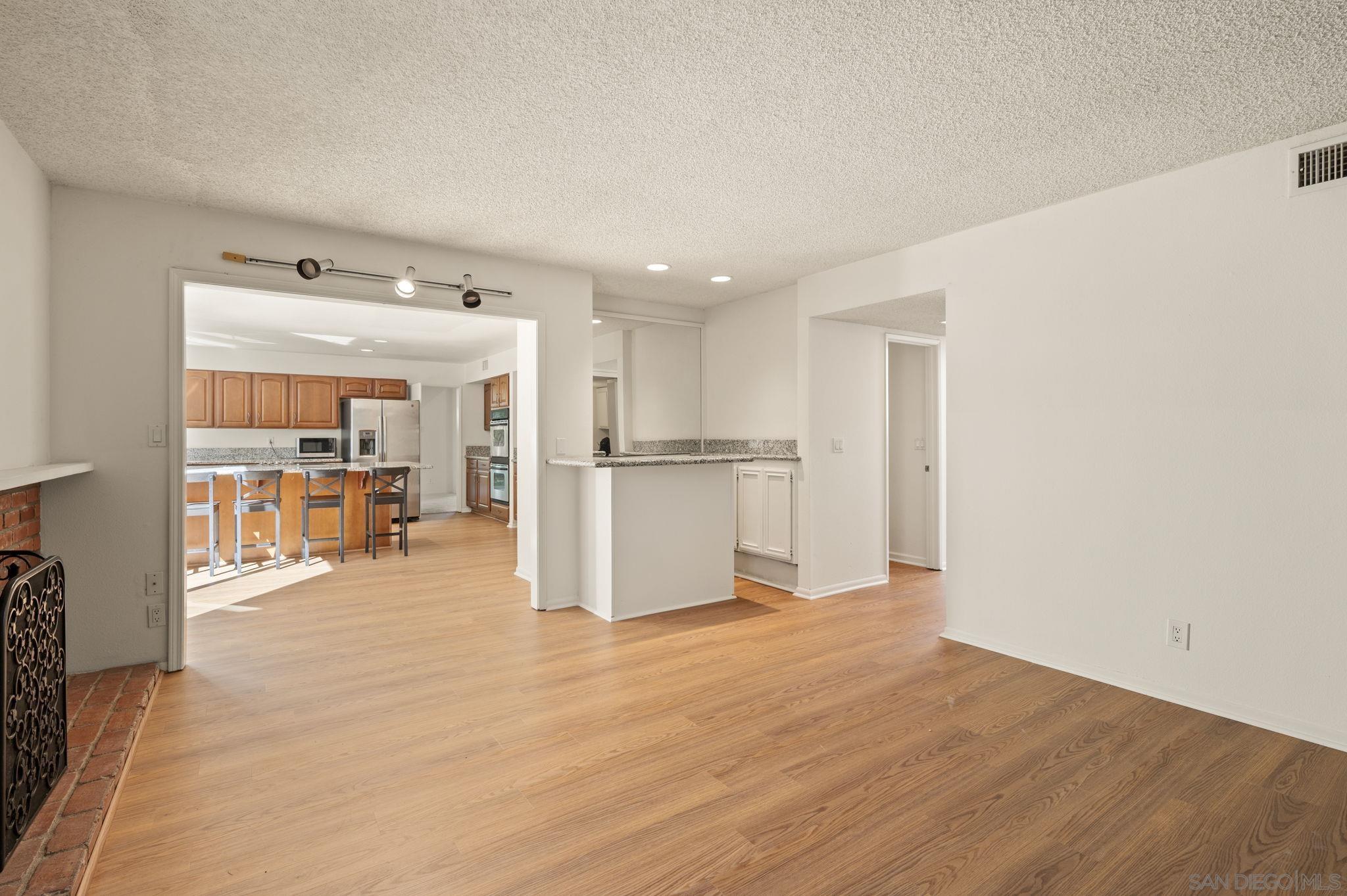 Detail Gallery Image 14 of 21 For 2847  via Posada, La Jolla,  CA 92037 - 4 Beds | 2/1 Baths